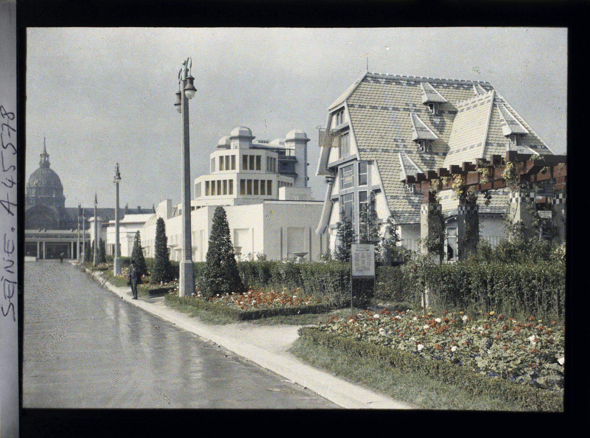 Image représentant L'Exposition des arts décoratifs, la Maison de Mulhouse et le Pavillon du Rhône sur l'esplanade des Invalides