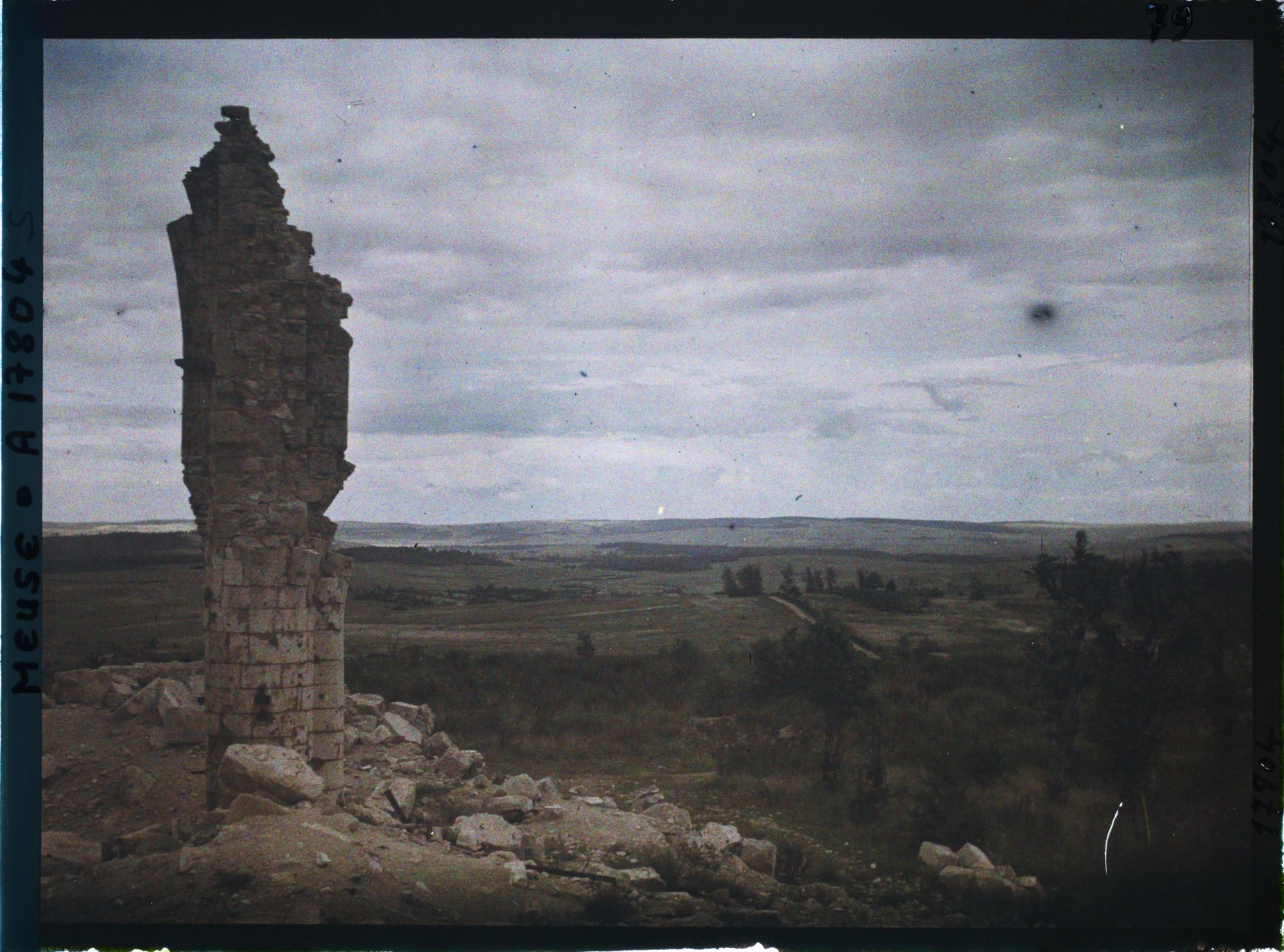 Image représentant France, Montfaucon, Les Hauts de Meuse et les ruines de l'Eglise de Montfaucon