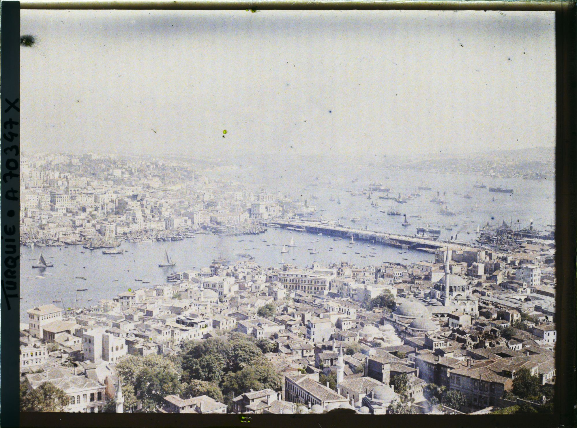 Image représentant Panorama pris d'un minaret de Süleymaniye Camii ("Mosquée du Sultan Soliman le Magnifique) ; en contre-bas, Rüstem Pasa Camii ("mosquée de Rustem Pacha"), puis le pont de Galata enjambant la Corne d'Or et reliant Eminönü à Galata, et à droite, le Bosphore