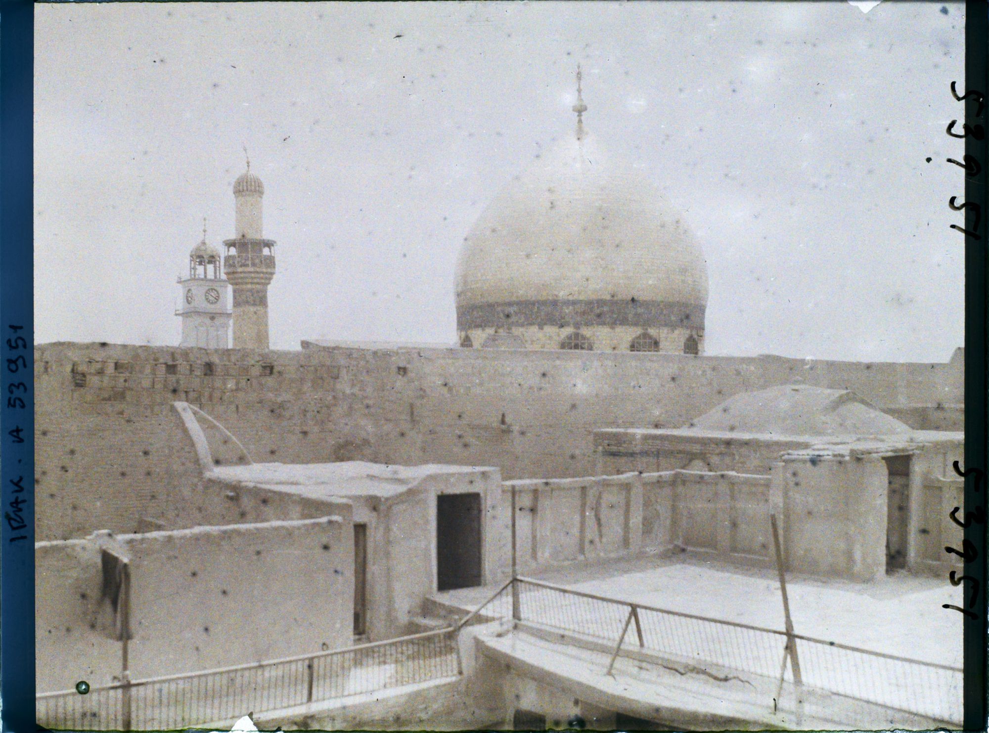 Image représentant Dômes et minarets de la mosquée funéraire d'Ali, gendre du prophète