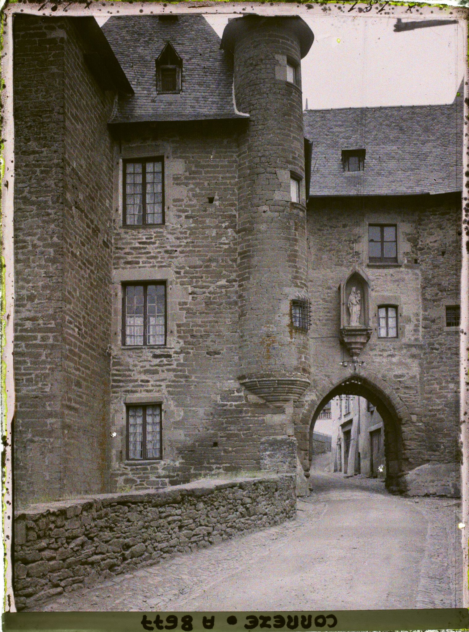 Image représentant La porte du château Bécharie (anciennement maison Barachaude)