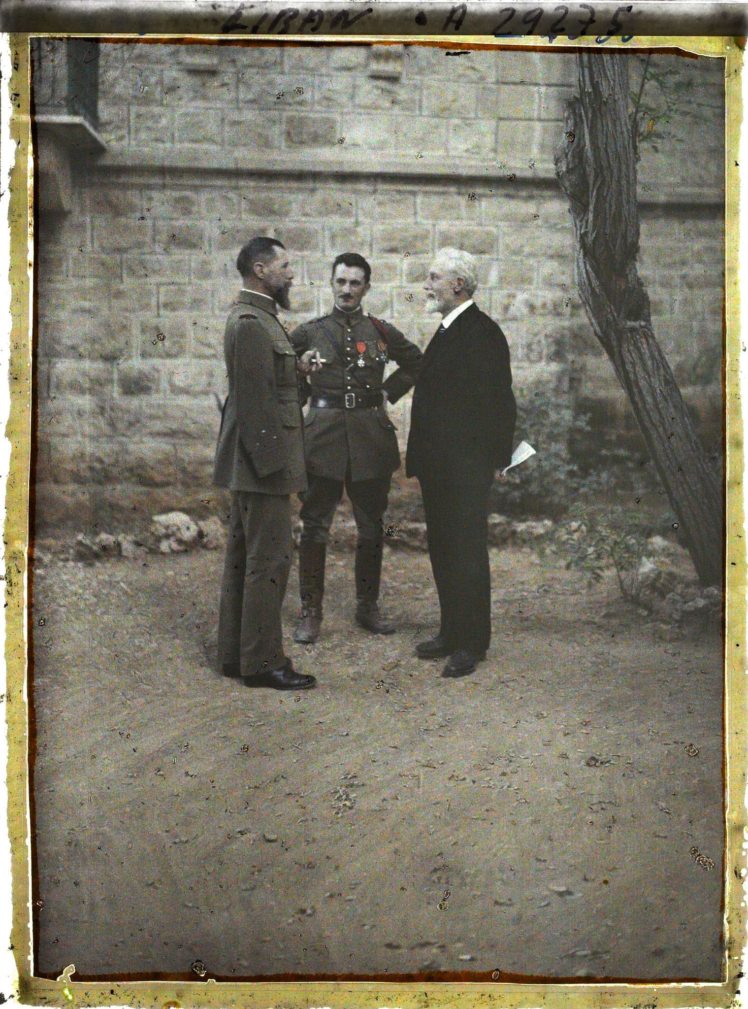 Image représentant Le général Gouraud causant avec le professeur Brunhes