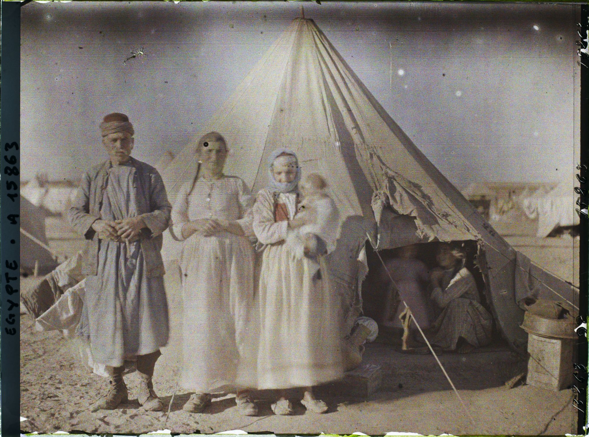 Image représentant Groupe de réfugiés arméniens devant une tente du campement