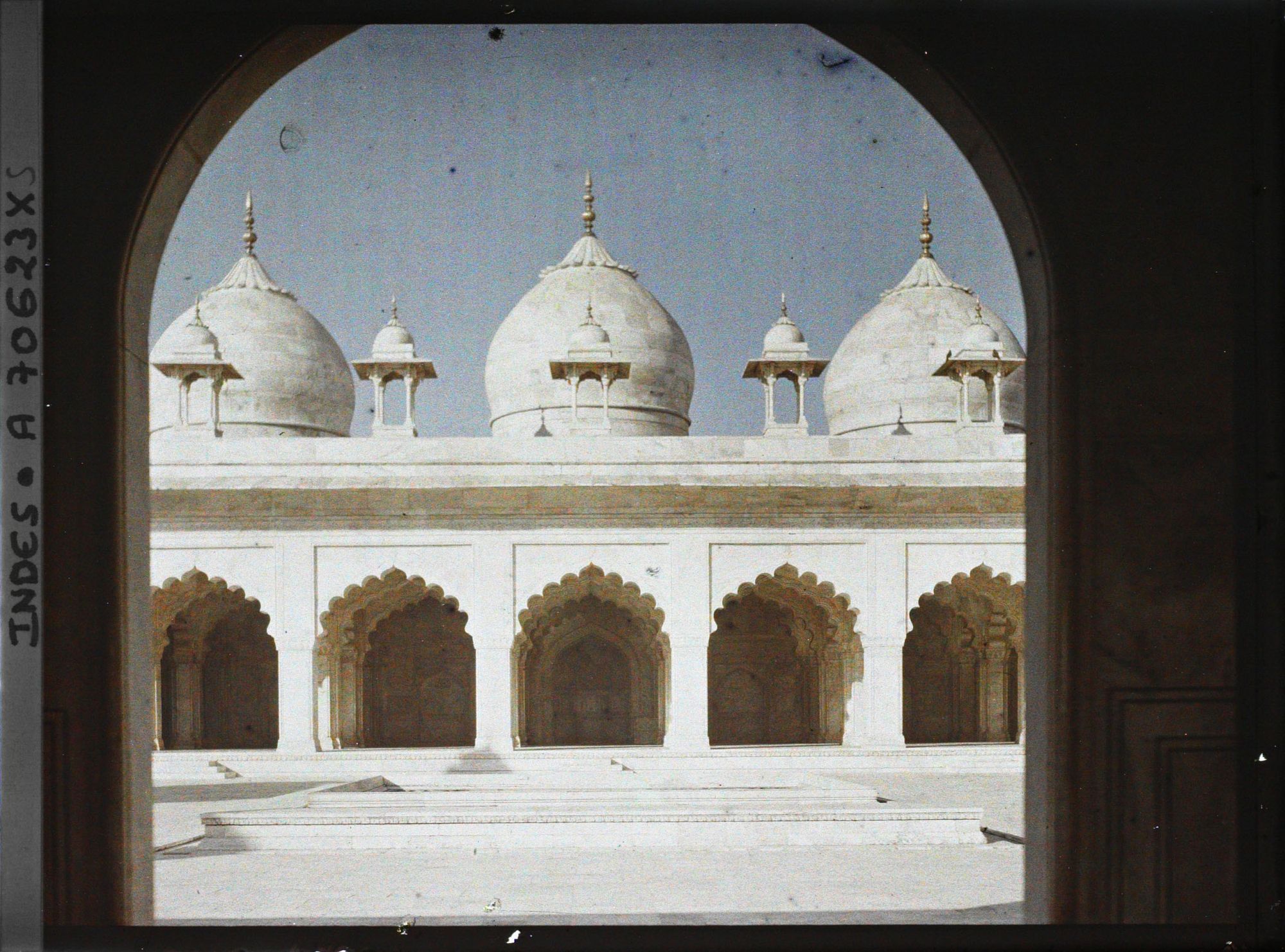 Image représentant Façade de la salle de prière de la mosquée de la Perle (Moti Masjid) dans le Lal Qila (fort Rouge)