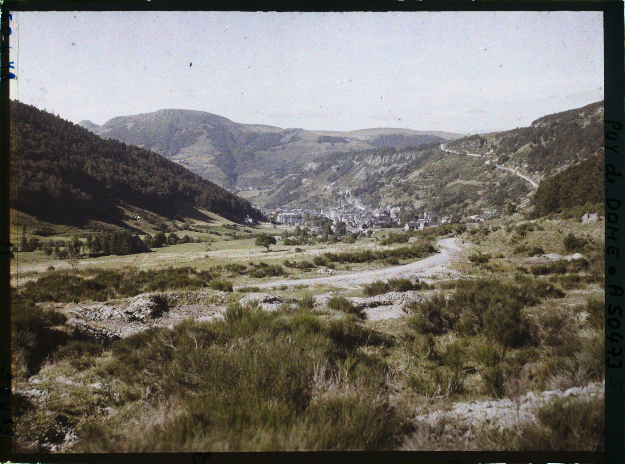Image représentant France, Mont-Dore, La Vallée du Mont Dore, à g. le Puy Gros - à dr. la route de Besse