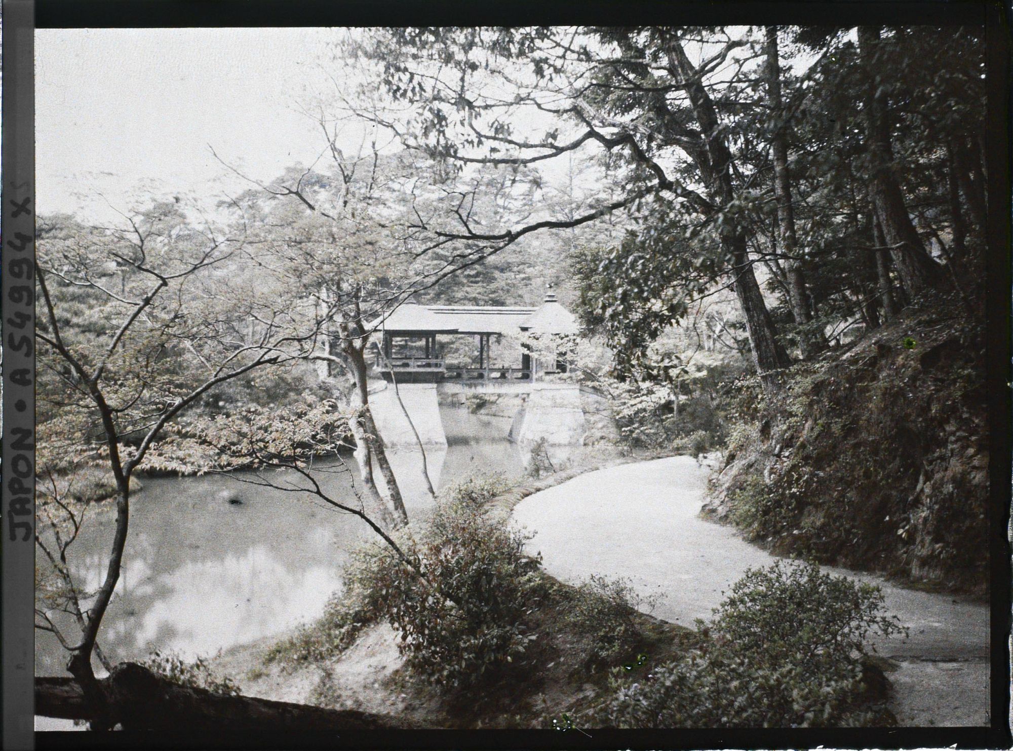 Image représentant Les jardins de la villa impériale Shugakuin Rikyû : l'étang Yokuryu et le pont Chitose-bashi (Pont de Mille Ans)