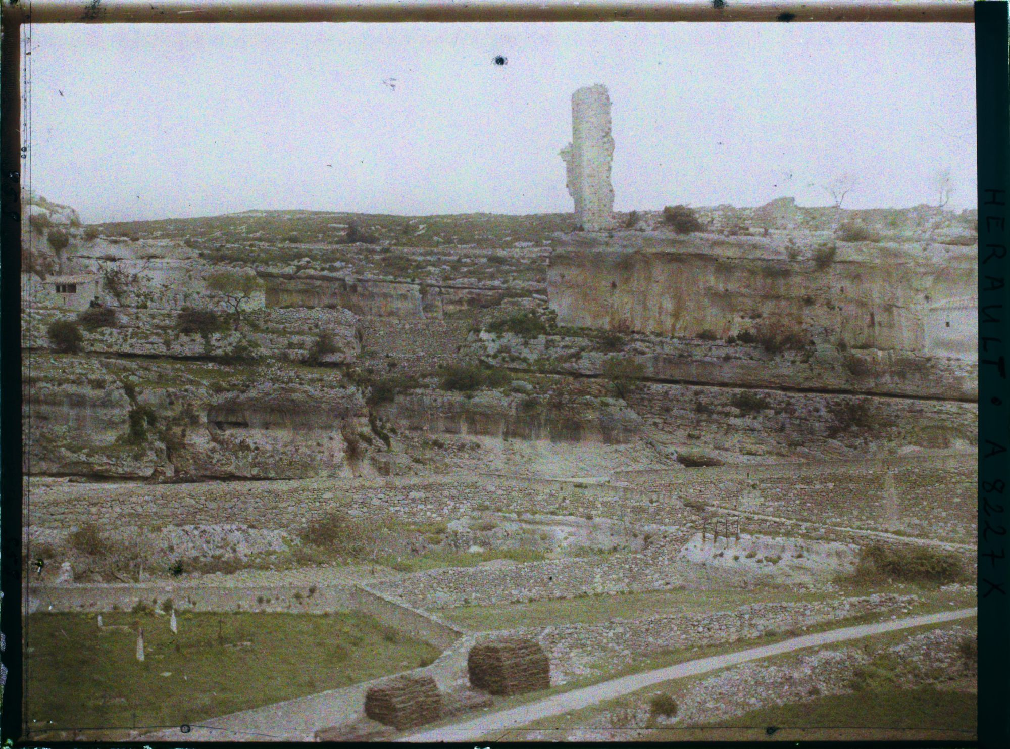 Image représentant Vestiges du château primitif, avec la tour dite Candela