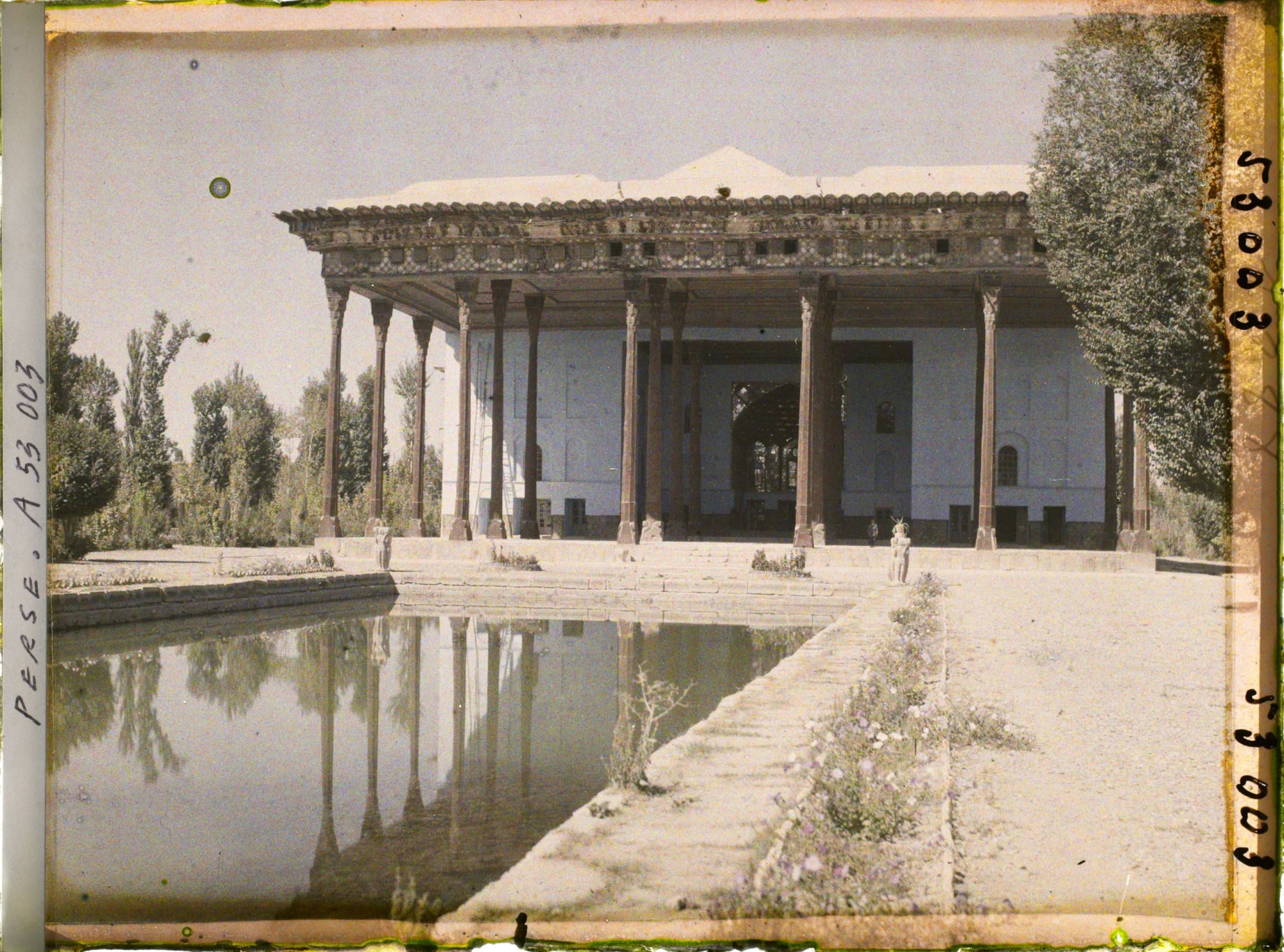 Image représentant Le Chehel Sotoun (pavillon des quarante colonnes) (1647), côté bassin