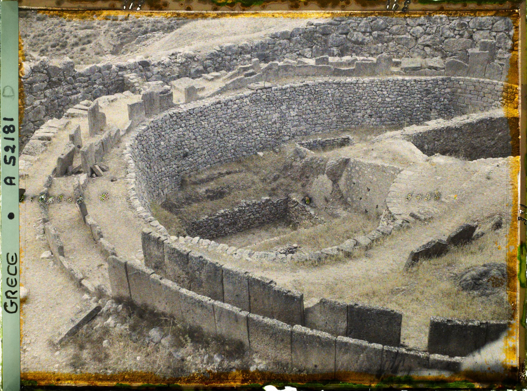 Image représentant Sur l'Acropole à l'ouest, le "Cercle des tombes", cimetière royal