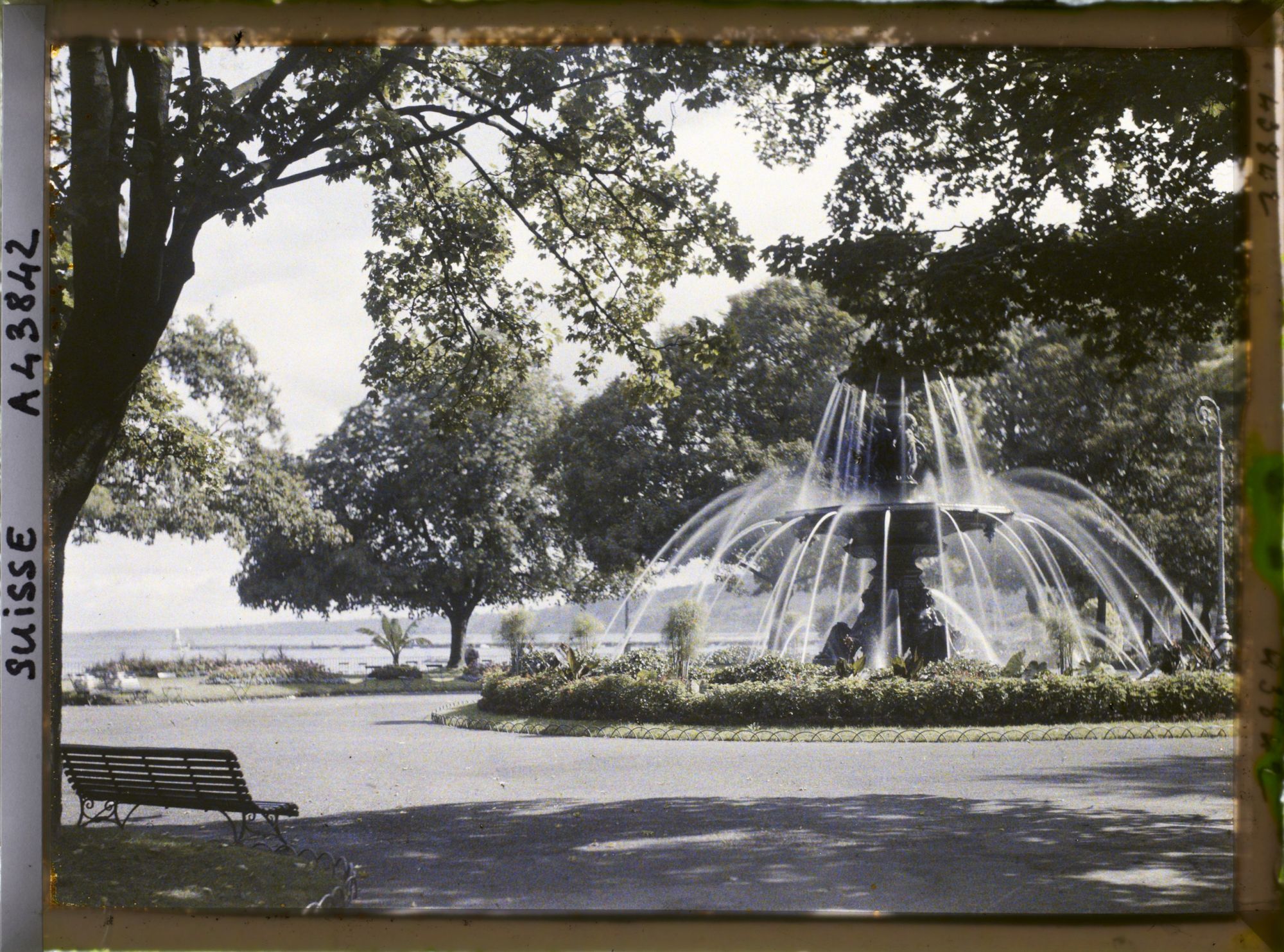 Image représentant Une fontaine dans le Jardin anglais et la rade