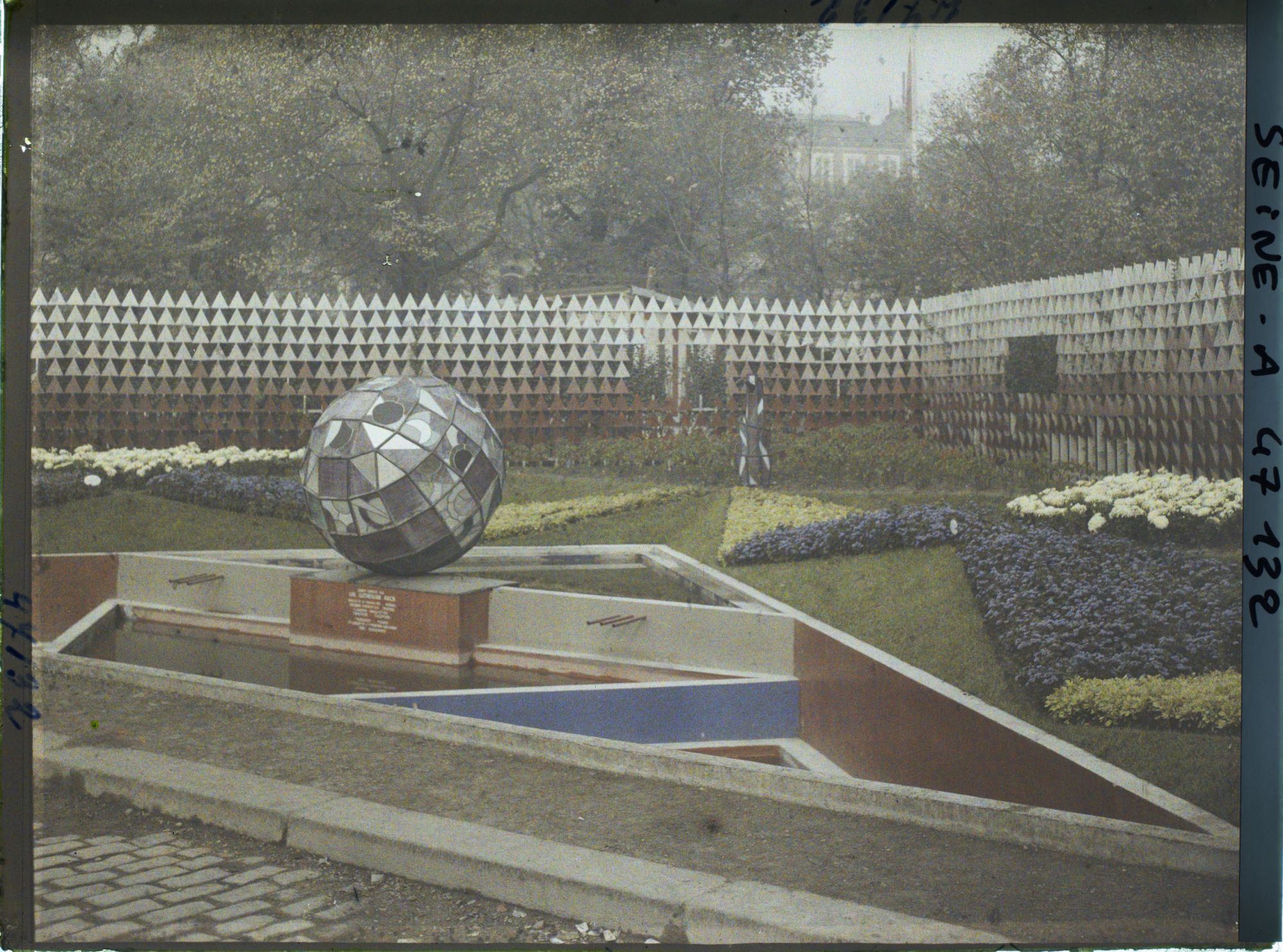 Image représentant L'Exposition des arts décoratifs, Jardin d'Eau et de lumière, Guevrekian