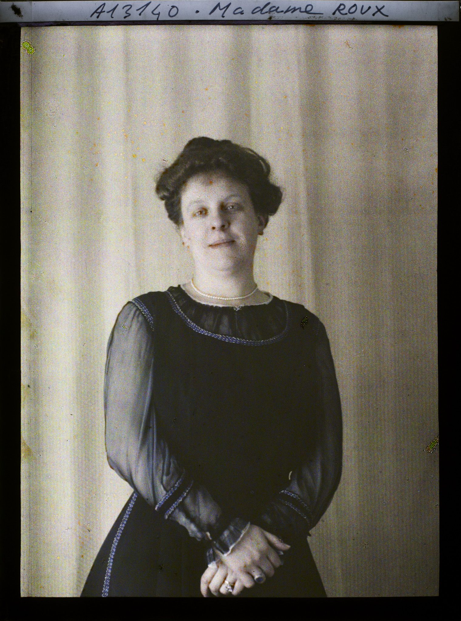 Image représentant https://musee-albert-kahn.s-museum.fr/home/NWQ2OTAwYzNmYjZlZTk1ZWQwODJmMjY4L2dlbmVyaWMtbm90aWNlLXRhYi9waHlzaWNhbE11c2V1bUl0ZW0vNjE3YTdhNDdjZjhiODk2OGIzMzhhYjA2/5d6900c3fb6ee95ed082f268/generic-notice-tab/physicalMuseumItem/617a7a44cf8b8968b3381efa Madame Roux