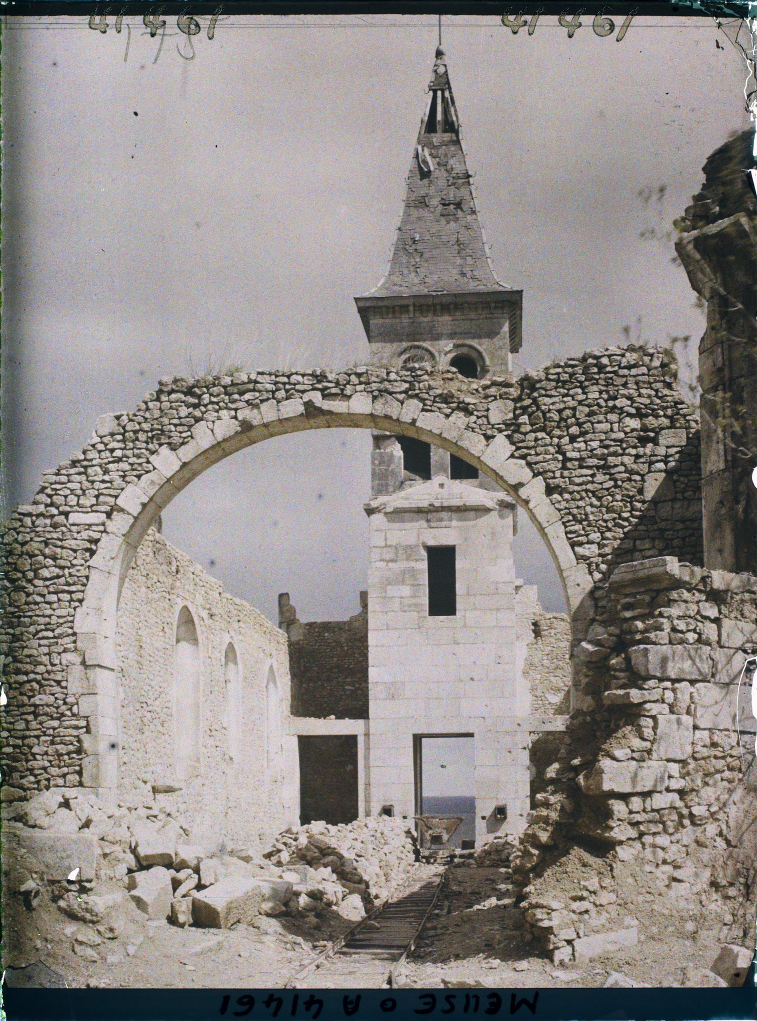 Image représentant France, Montsec (Woëvre), Ruines de l'Eglise, intérieur