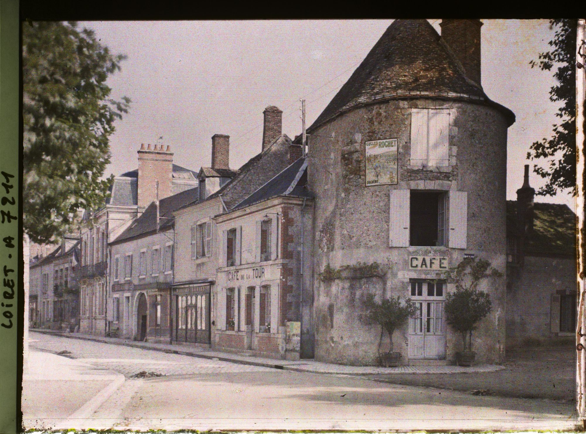 Image représentant Le café de la Tour à l'entrée de la ville
