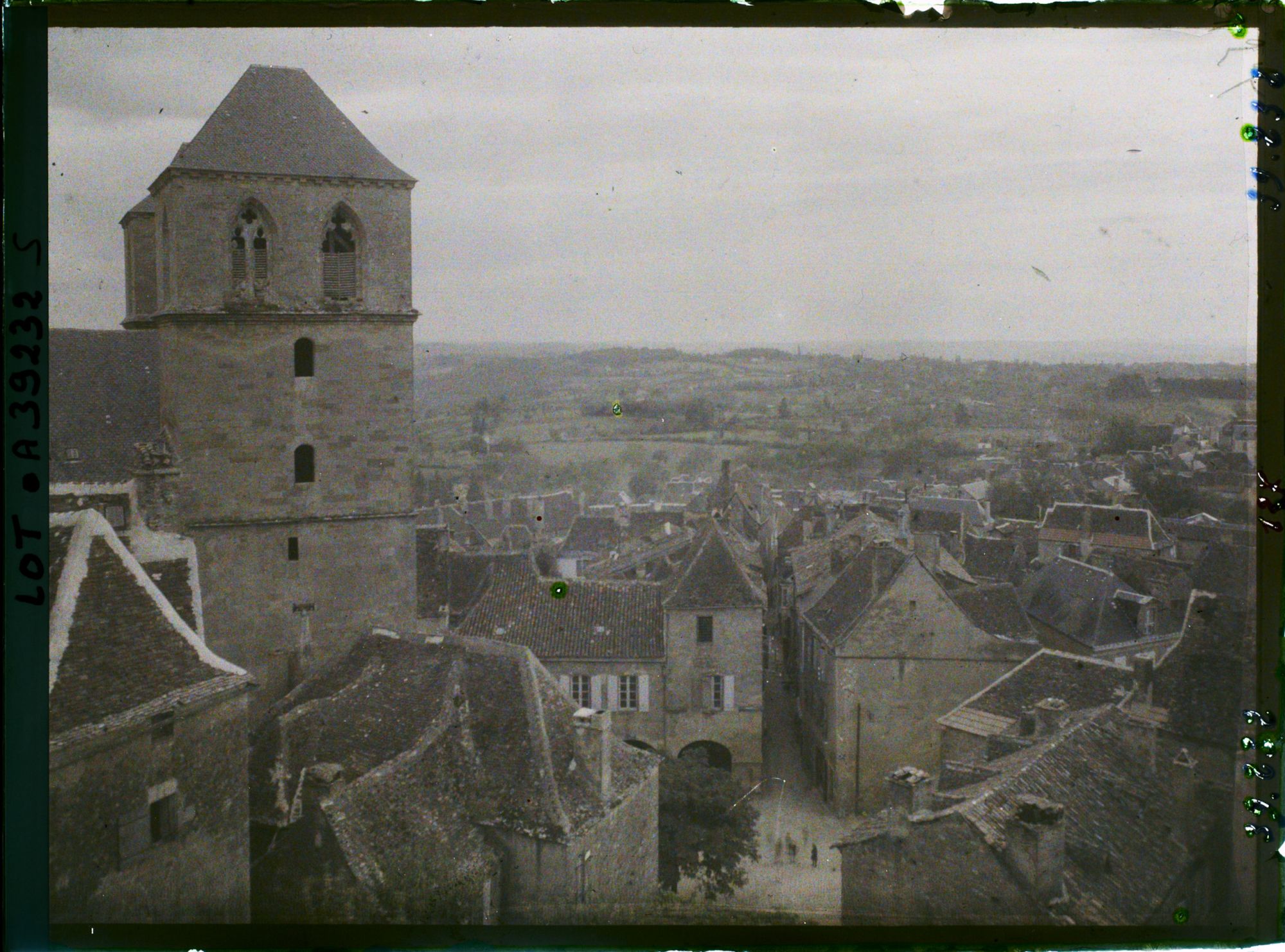 Image représentant France, Gourdon (Lot), La ville vue de l'ancien Château, les tours de l'Eglise St Pierre