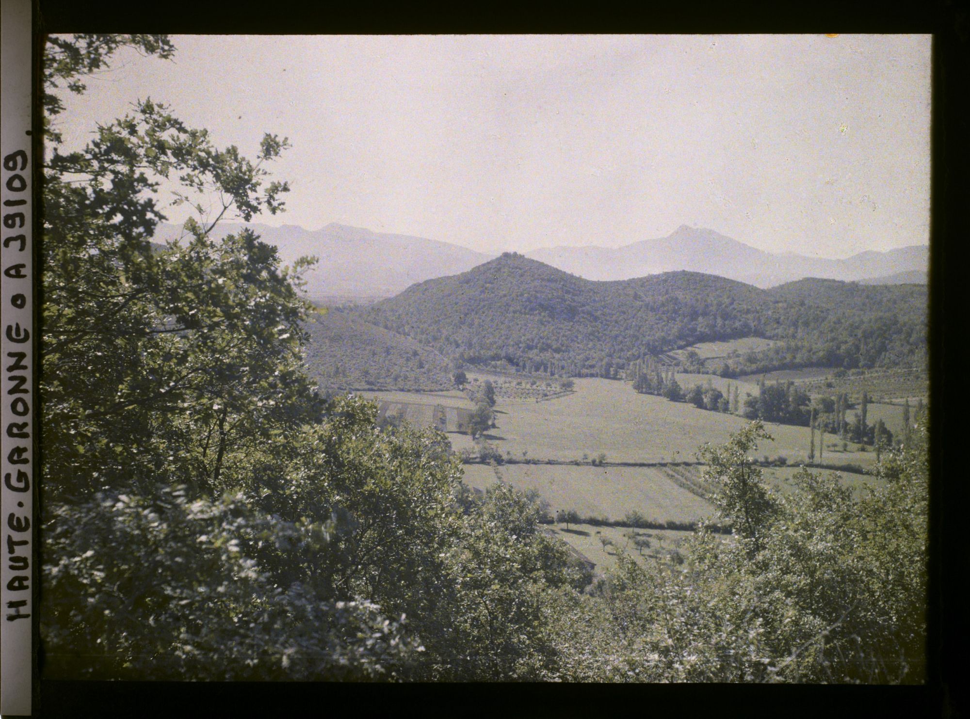 Image représentant France, Montespan Hte Garonne, La Montagne de la Grotte, vue prise du Chau de Montespan