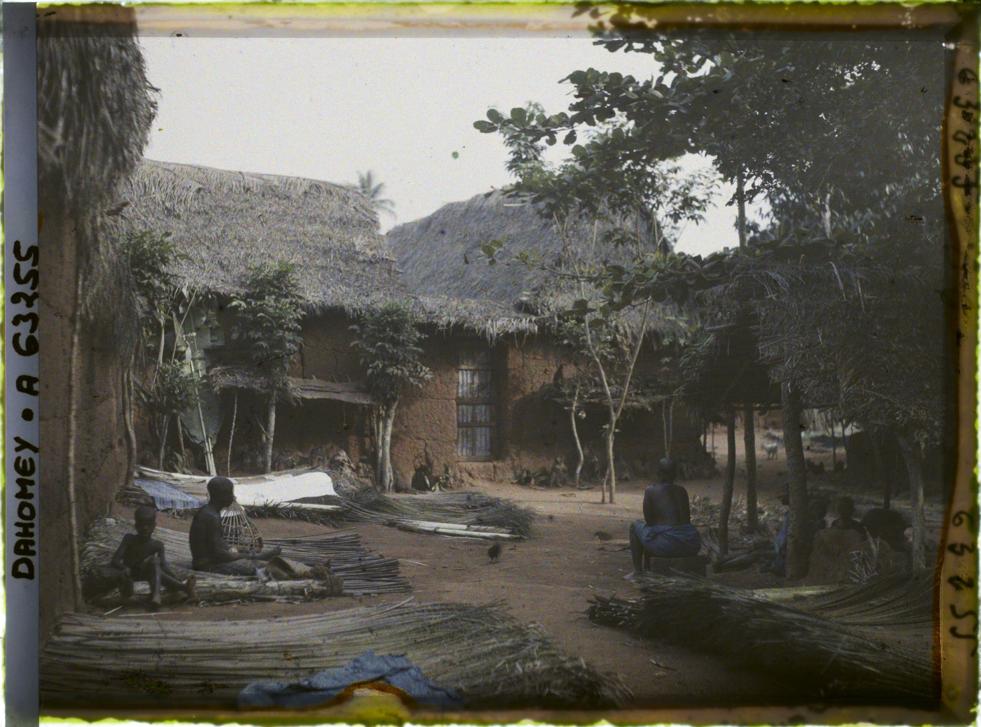 Image représentant Travaux de vannerie dans le village