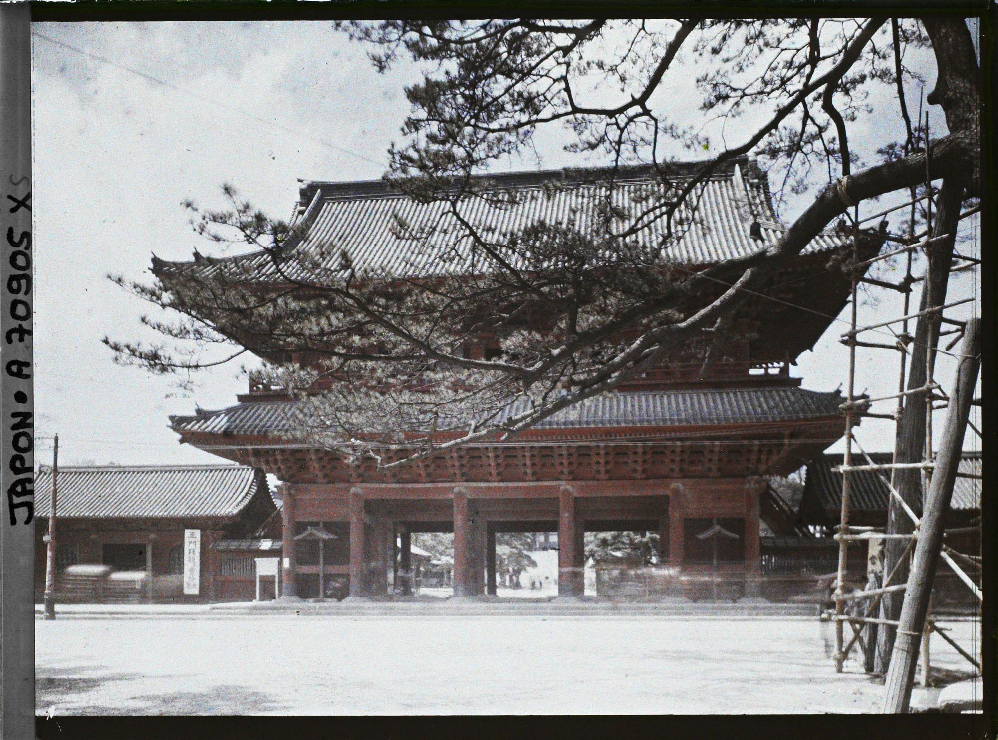 Image représentant Shiba-koen (parc de Shiba) : la porte Sanmon du temple Zojoji