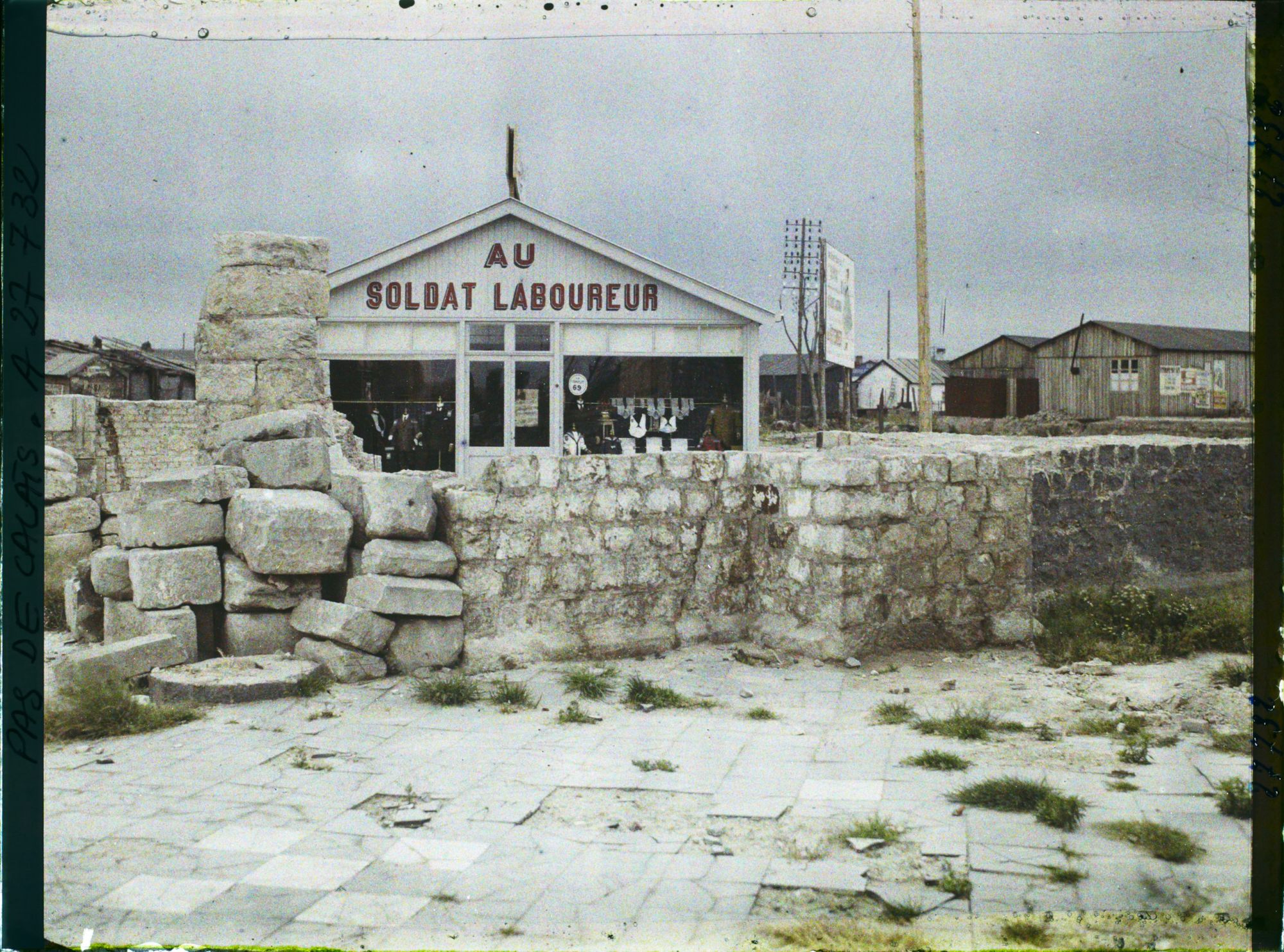 Image représentant France, Lens, Ruines de l'Eglise et boutiques de Conféctions