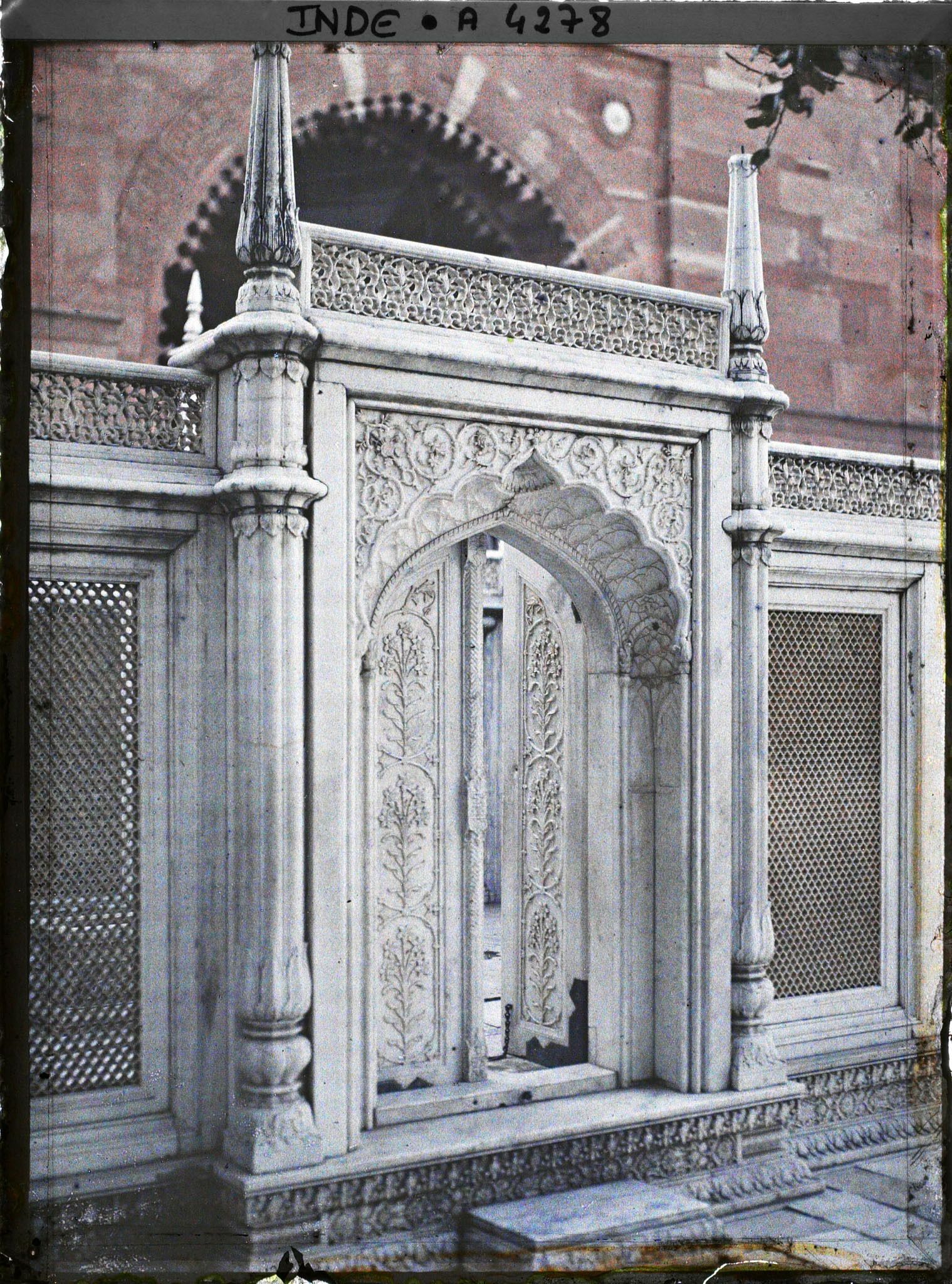 Image représentant Un des tombeaux dans l'enceinte du dargâh de Nizamuddin