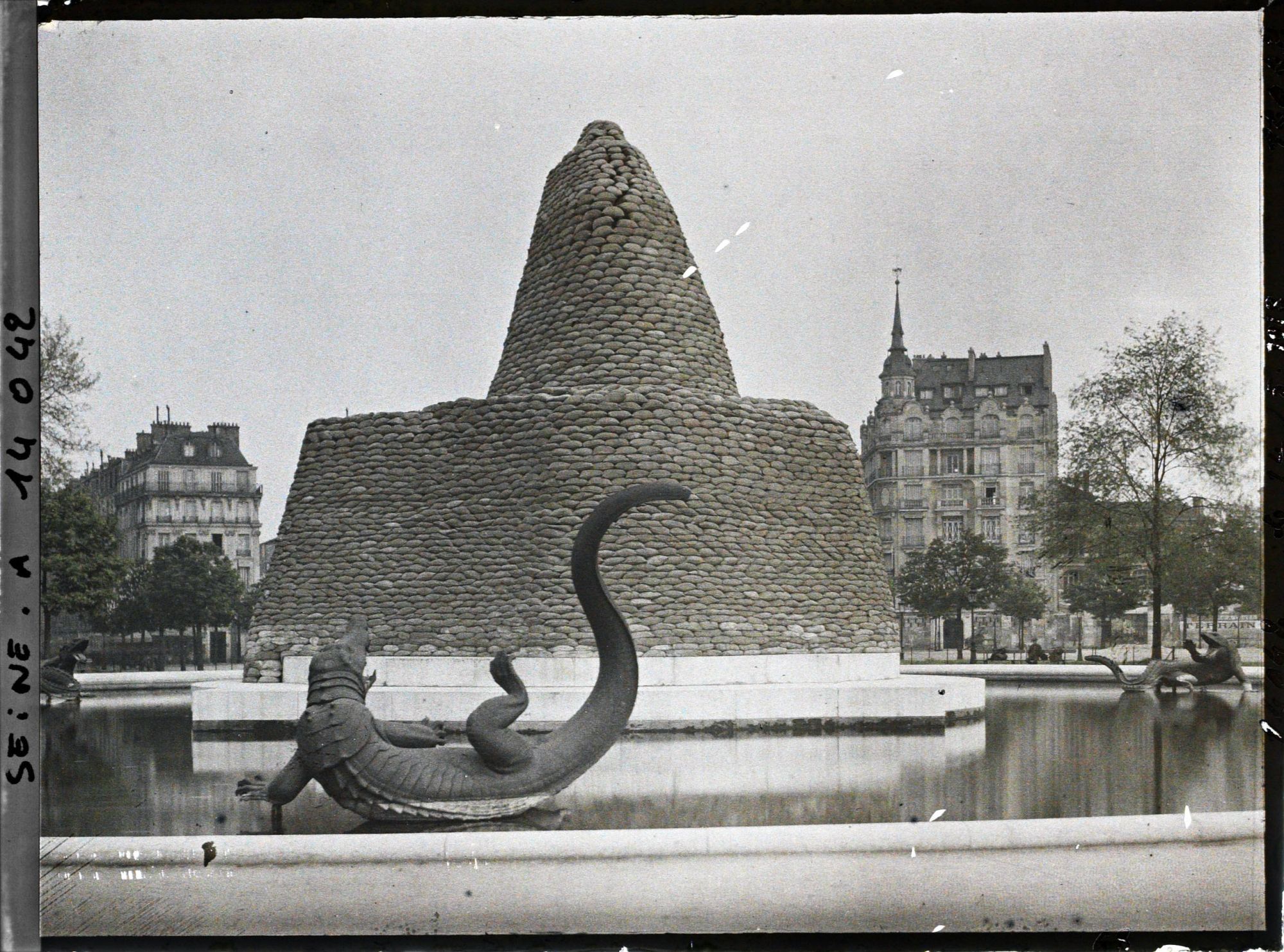 Image représentant Le Triomphe de la République protégé contre les bombardements place de la Nation