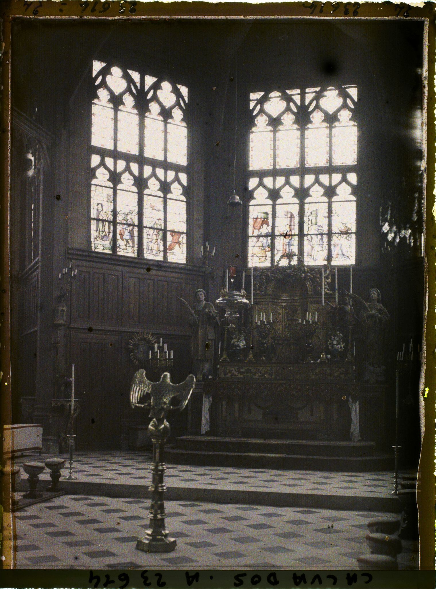 Image représentant Le maître-autel tout en bois de l'église Sainte-Catherine