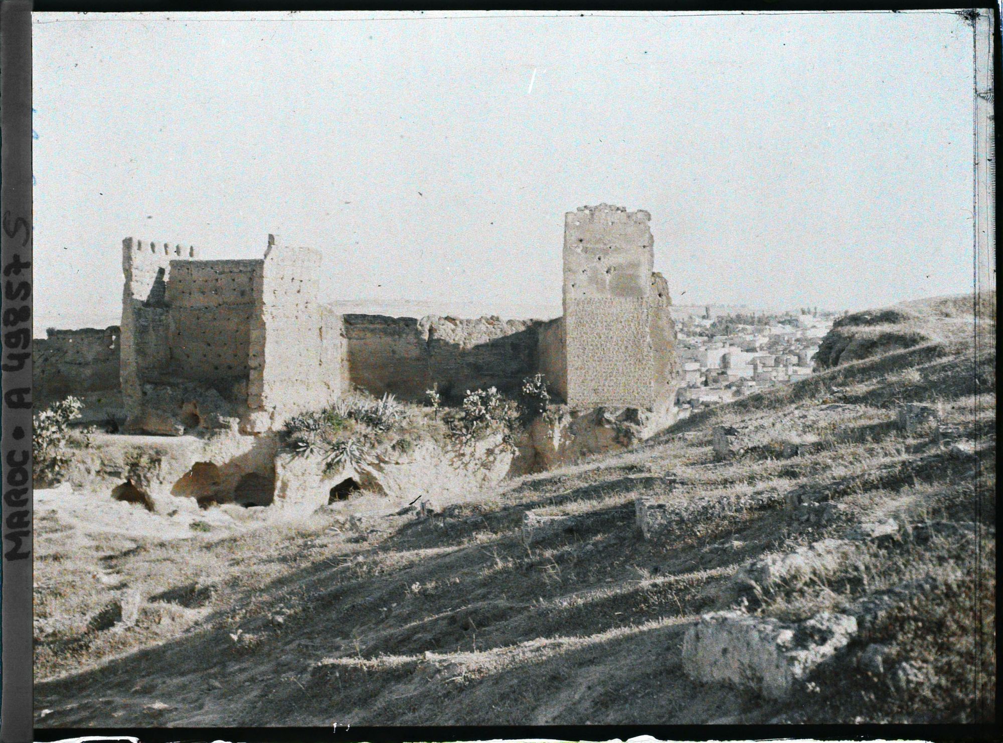 Image représentant Une partie des remparts près de la porte Bâb Guissa