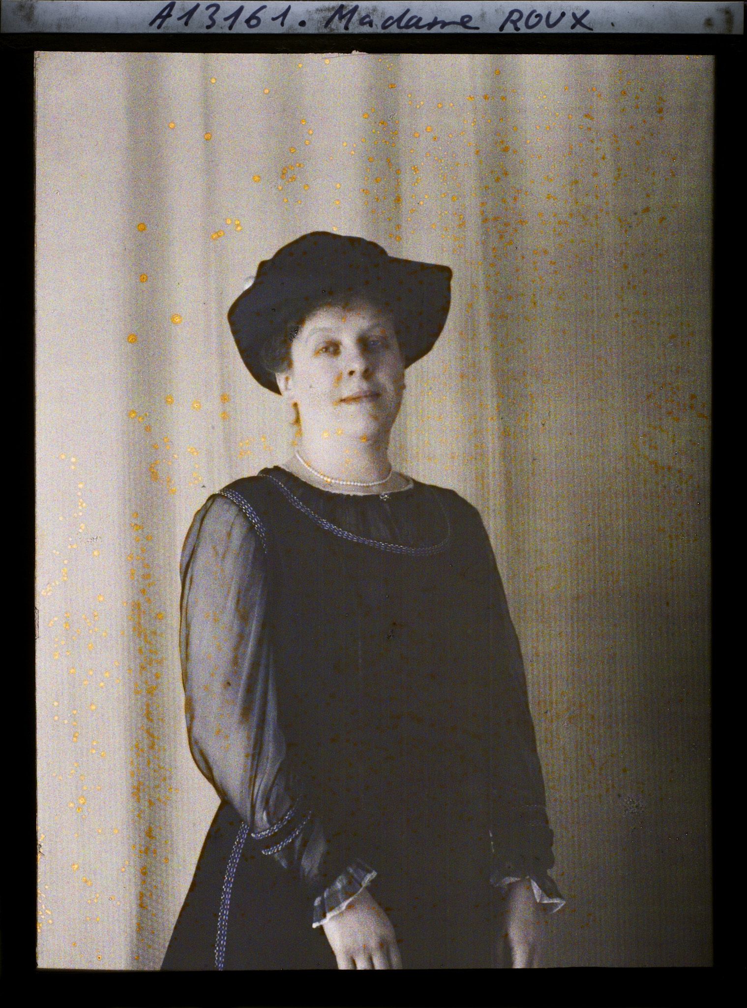 Image représentant https://musee-albert-kahn.s-museum.fr/home/NWQ2OTAwYzNmYjZlZTk1ZWQwODJmMjY4L2dlbmVyaWMtbm90aWNlLXRhYi9hdXRob3JpdHkvNjE3YTc5ZjVjZjhiODk2OGIzMzM3ZDIx/5d6900c3fb6ee95ed082f268/generic-notice-tab/authority/617a79ebcf8b8968b3337708 Madame Roux