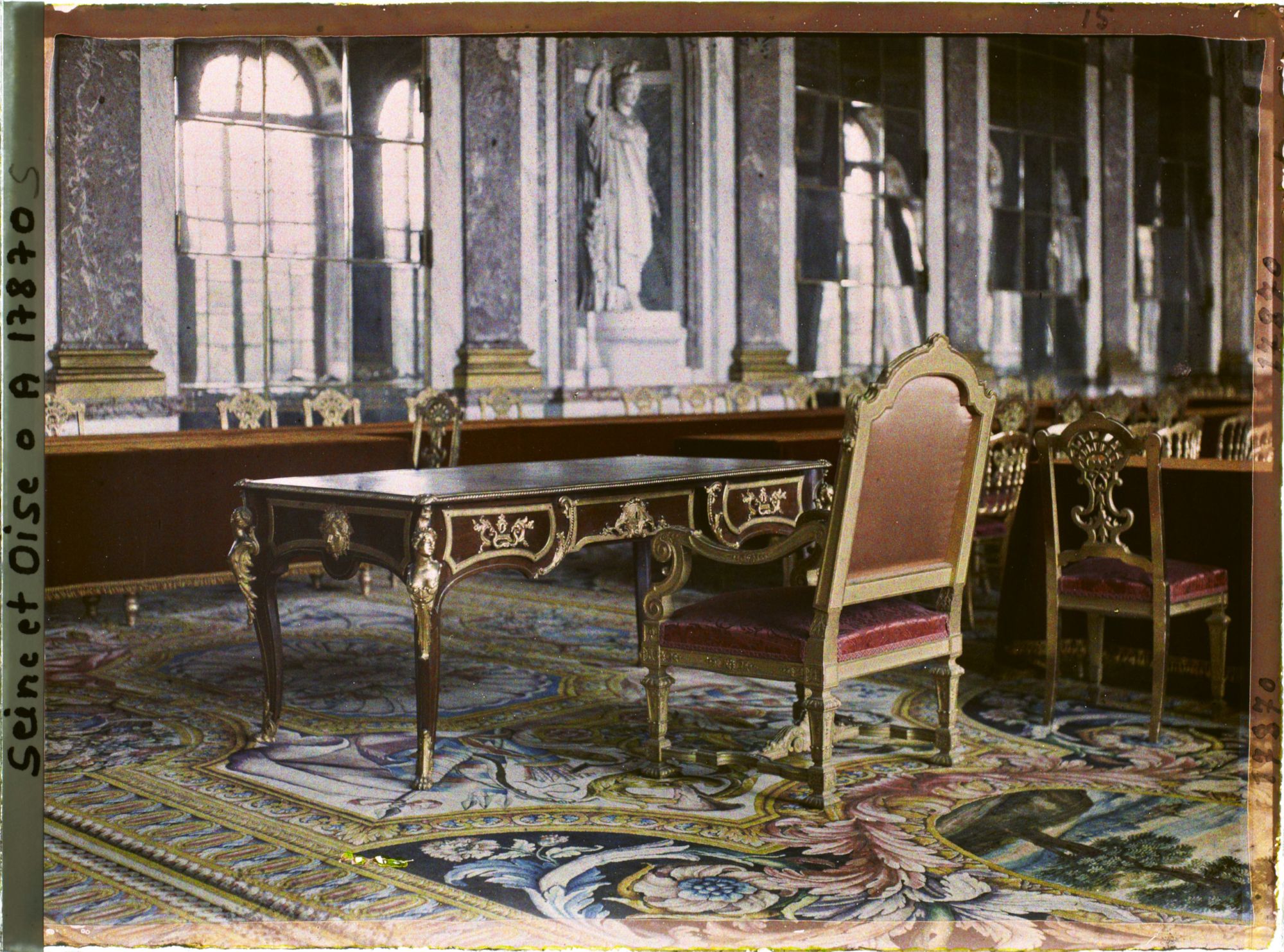 Image représentant France, Versailles, Au milieu de la Galerie, La table et le fauteuil