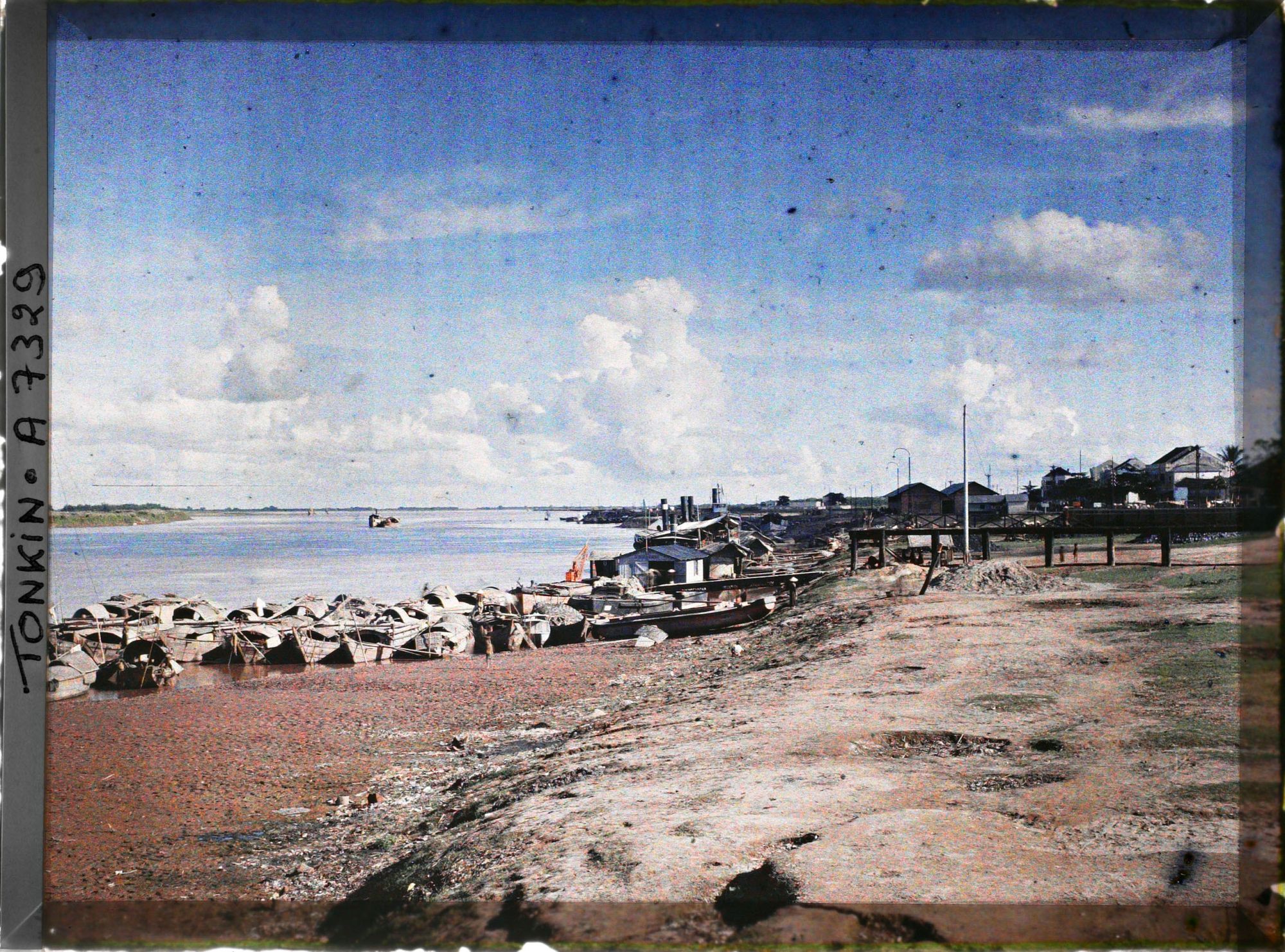 Image représentant Des sampans amarrés aux rives du Fleuve Rouge, l'après midi