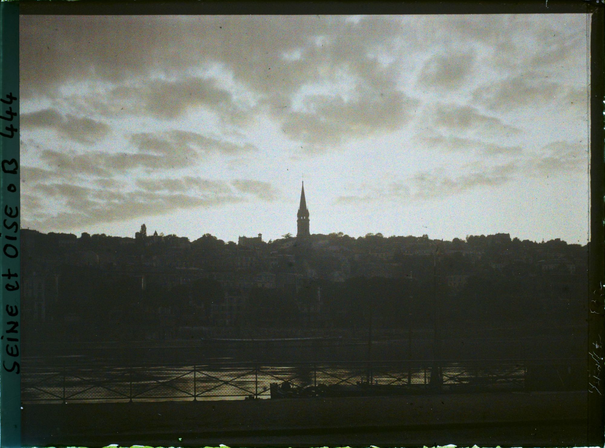 Image représentant Aube ou coucher de Soleil sur la Seine et la colline de St-Cloud, vue prise depuis Boulogne