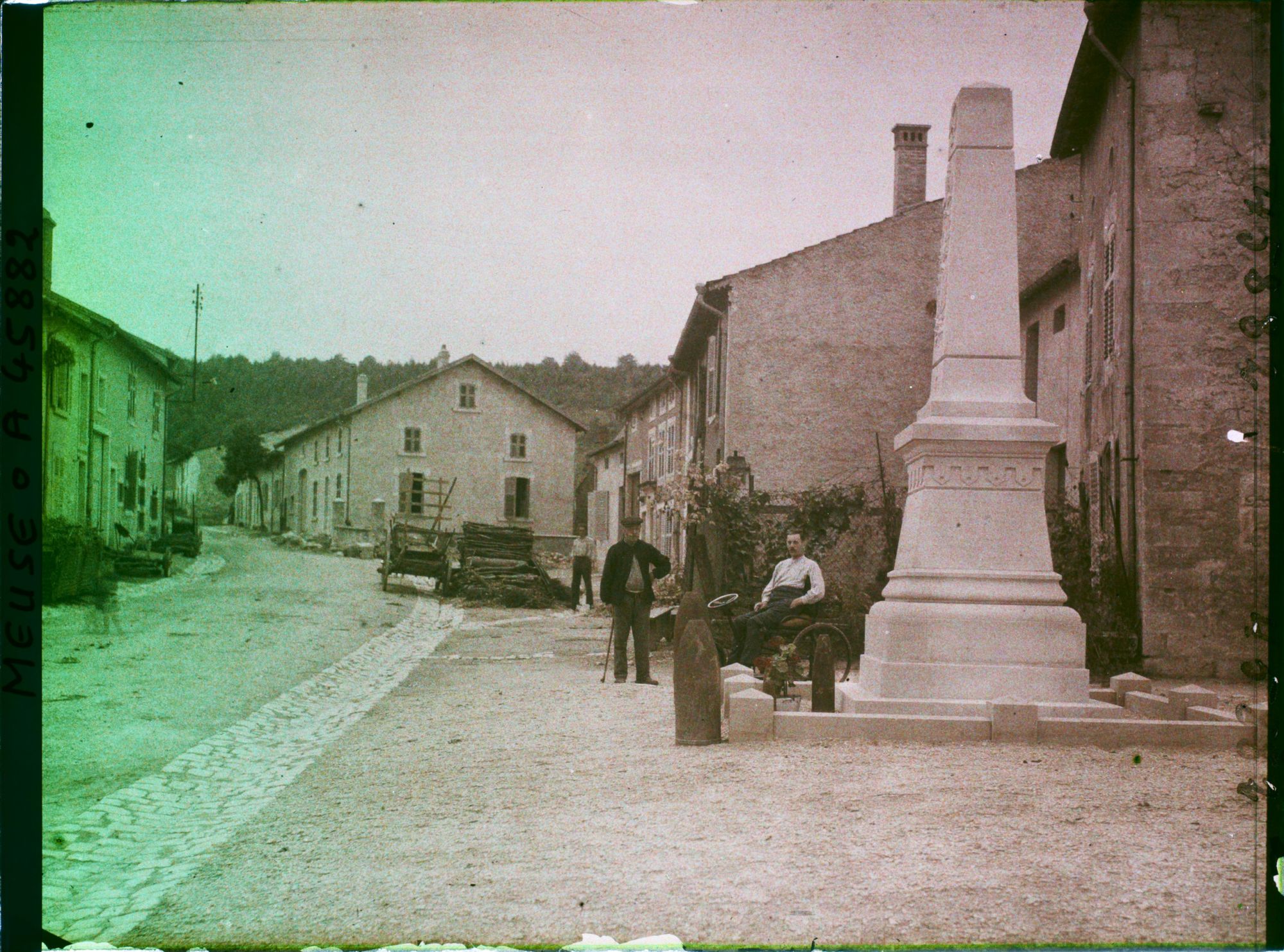 Image représentant France, Billy-sous-les-côtes, Grande Rue et monument aux Morts