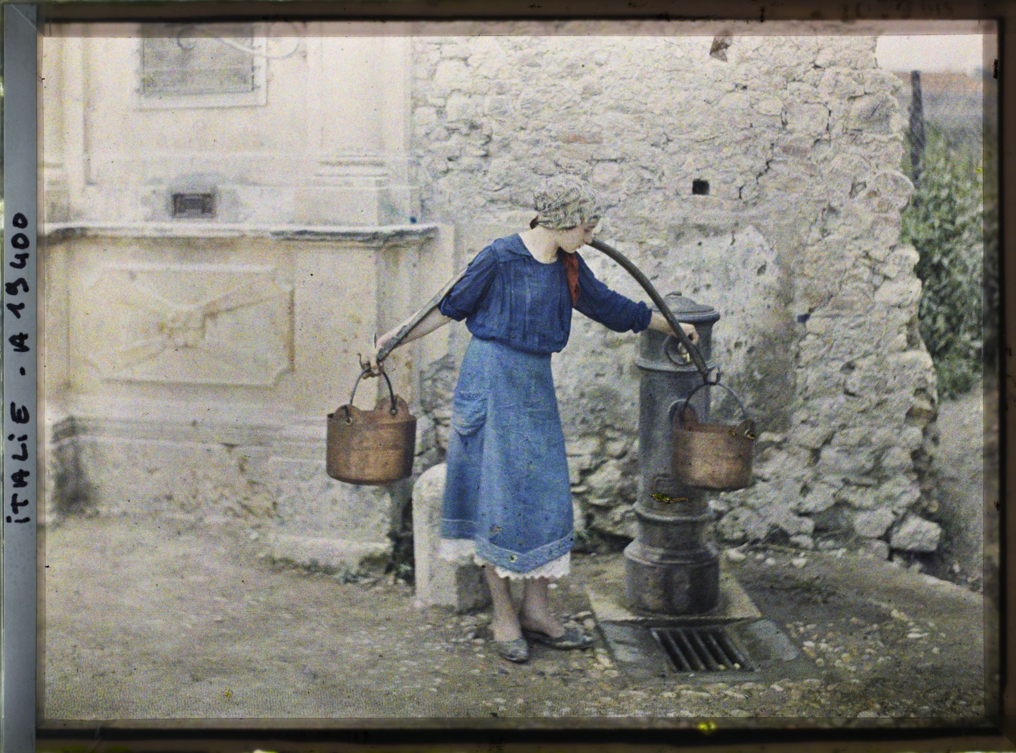 Image représentant Jeune femme recueillant de l'eau à une fontaine