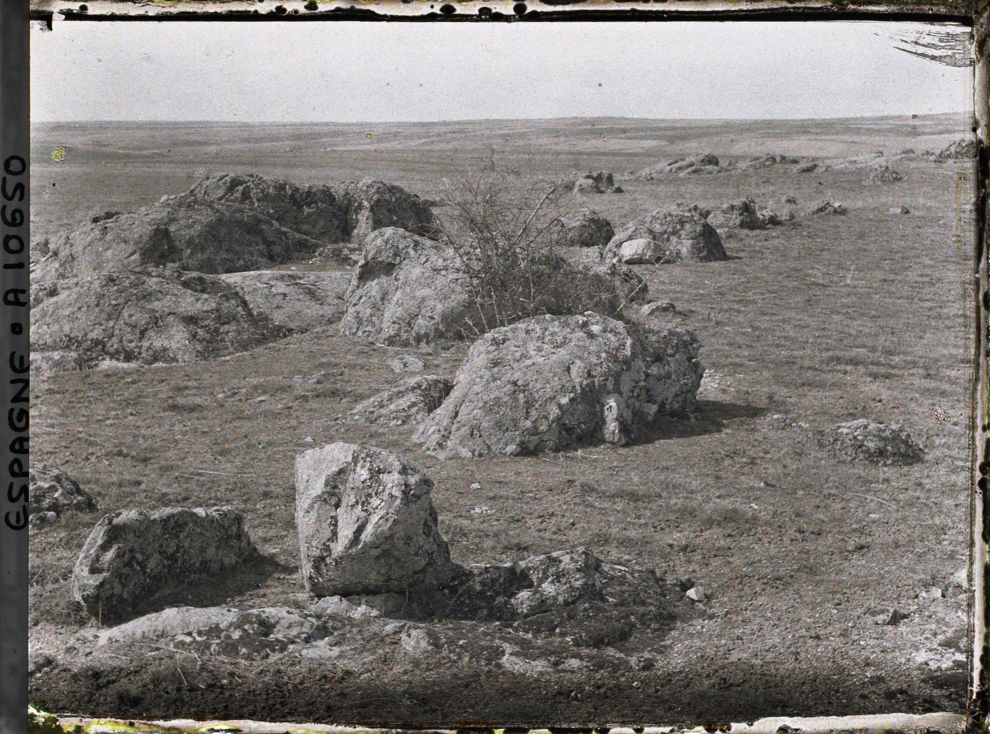 Image représentant Espagne, près de Ségovie, Roches moutonnées au 1er plan près de la Granja et vue typique des plateaux