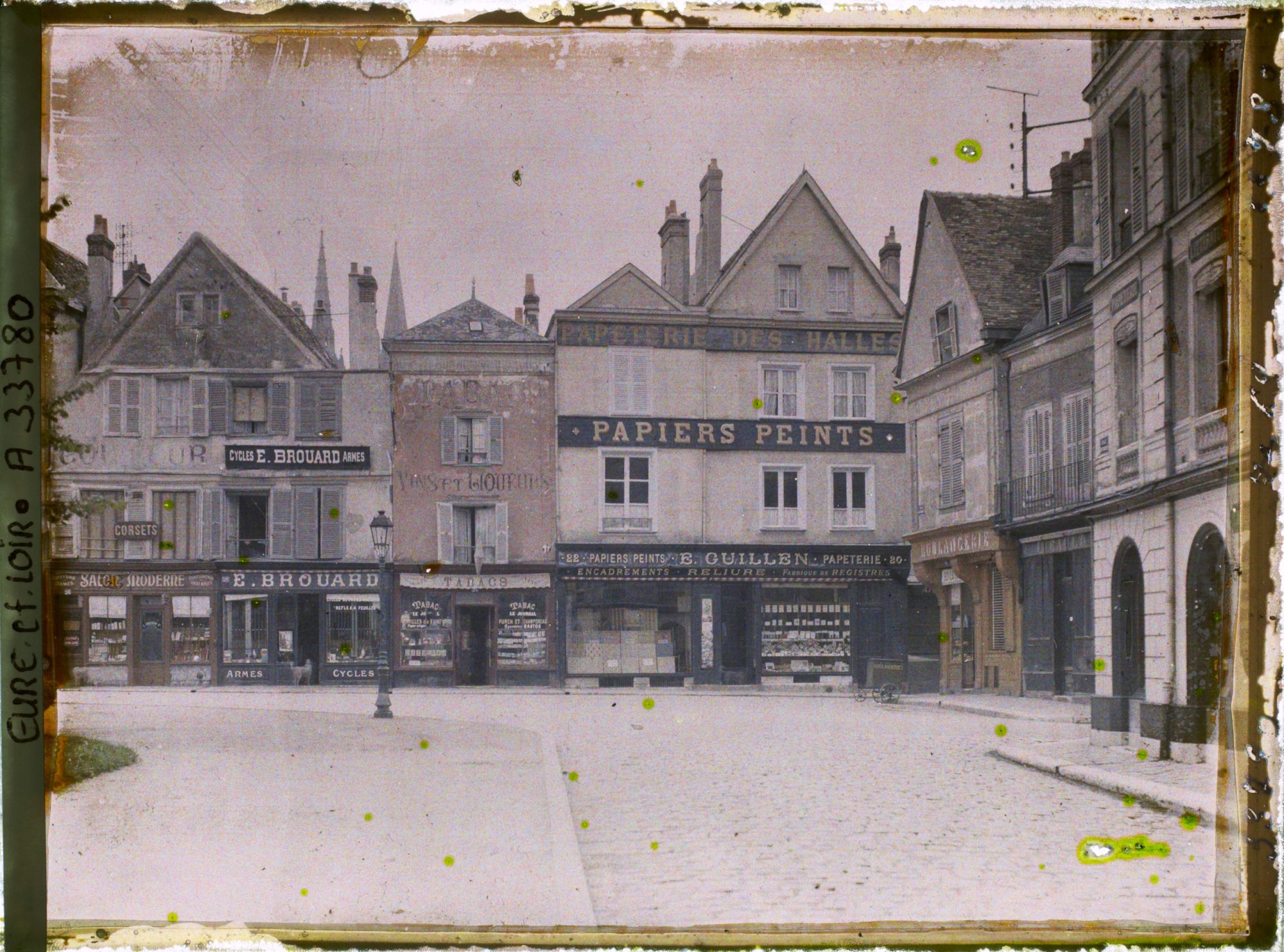 Image représentant Boutiques et maisons anciennes place des Halles