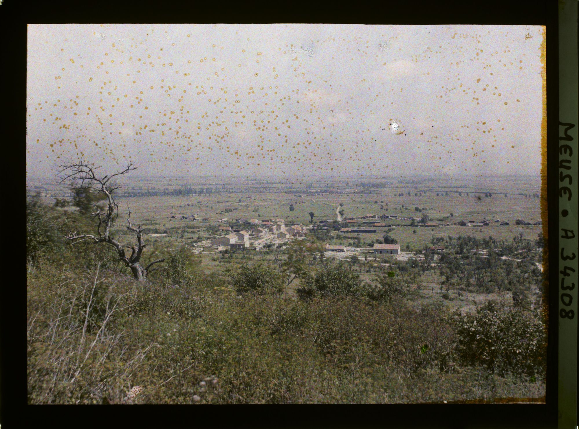 Image représentant France, Combres, Vue panoramique du Village et de la plaine de Woëvre