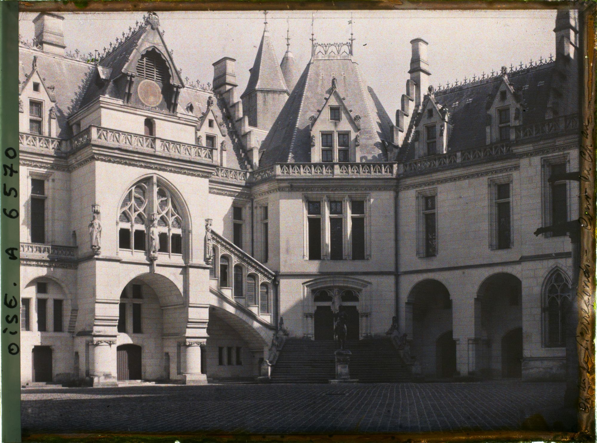 Image représentant France, Pierrefonds, Cour du Château