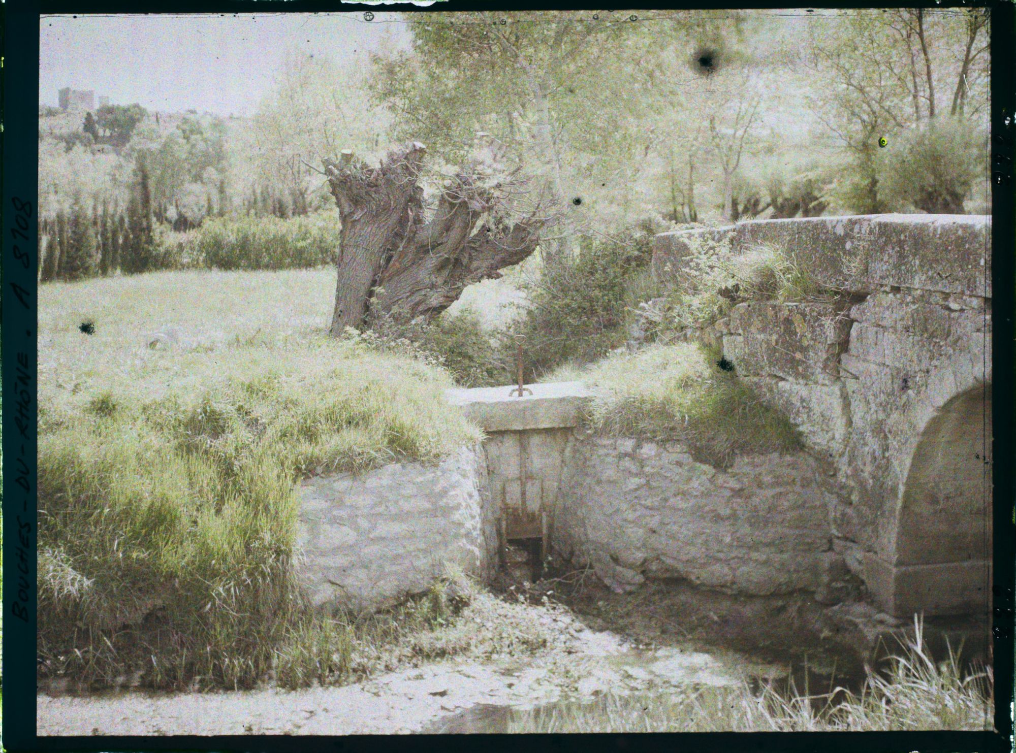 Image représentant Le petit pont du canal de vidange Le Vigueirat
