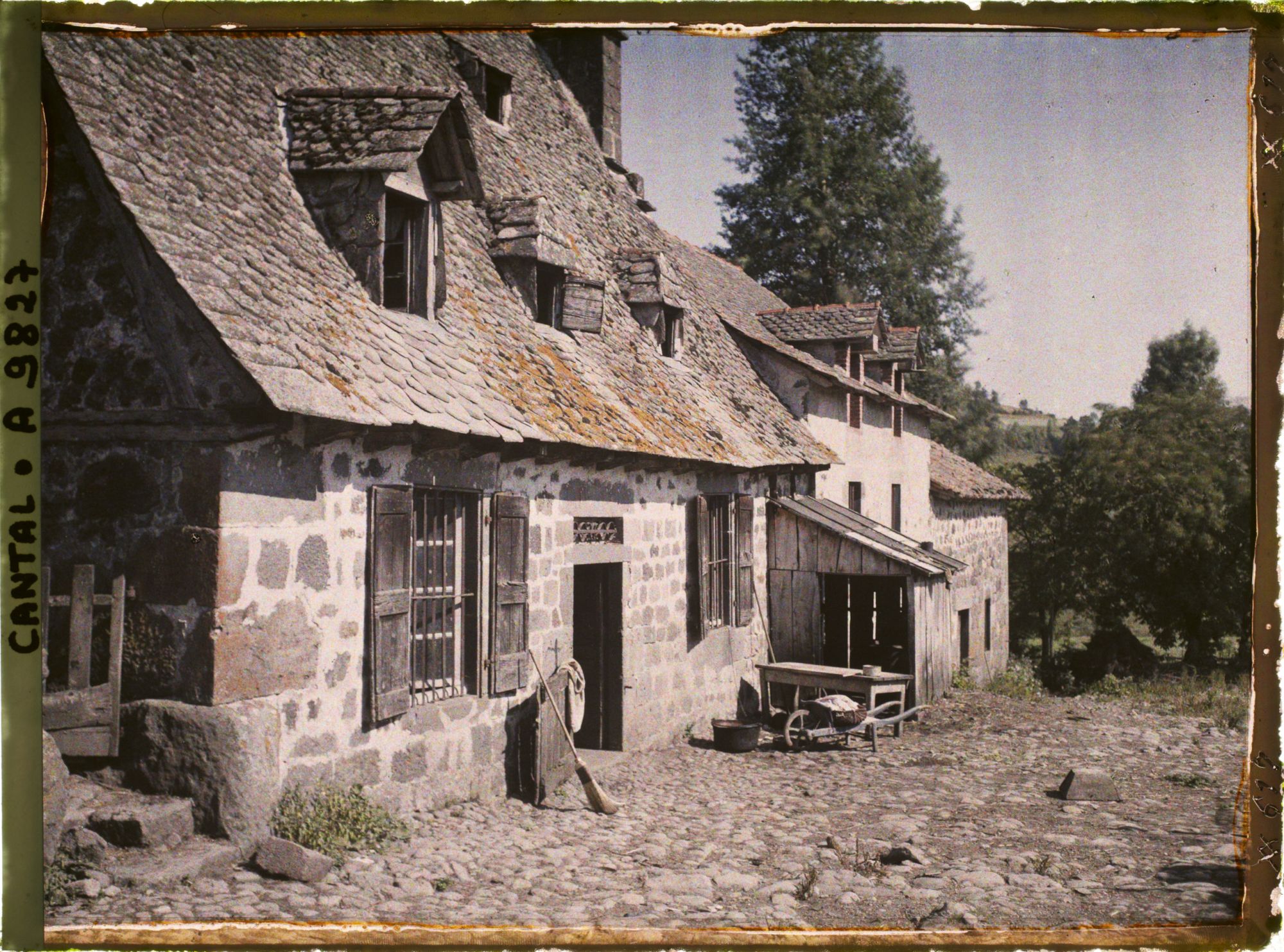 Image représentant Vue des bâtiments d'une ferme à Cabanes