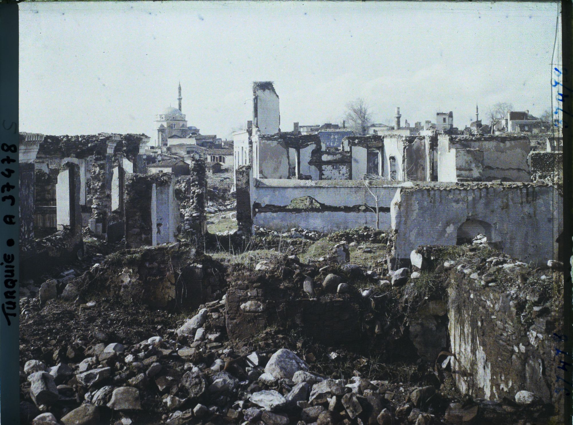 Image représentant Turquie, Aidin, Vue Gle vers le Quartier Musulman et les 2 Mosquées Kamazan- Pacha et Bey- Djami   même rue - autre aspect