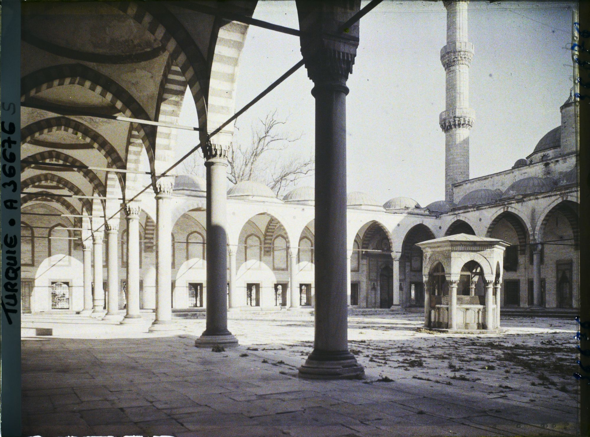 Image représentant Turquie, Constantinople, Cour de la Mosquée Ahmed