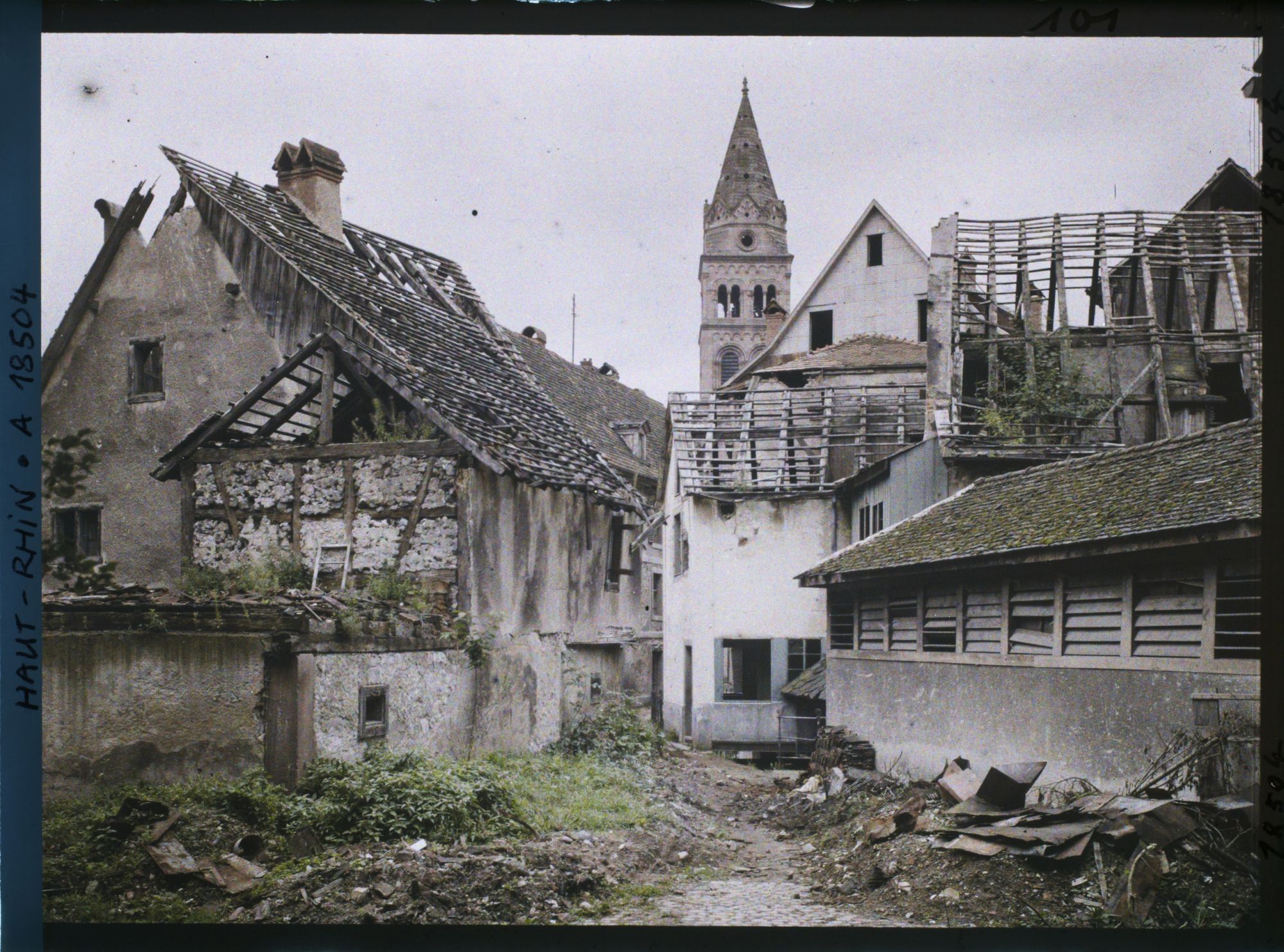 Image représentant Ruines (au fond, le Temple Protestant)