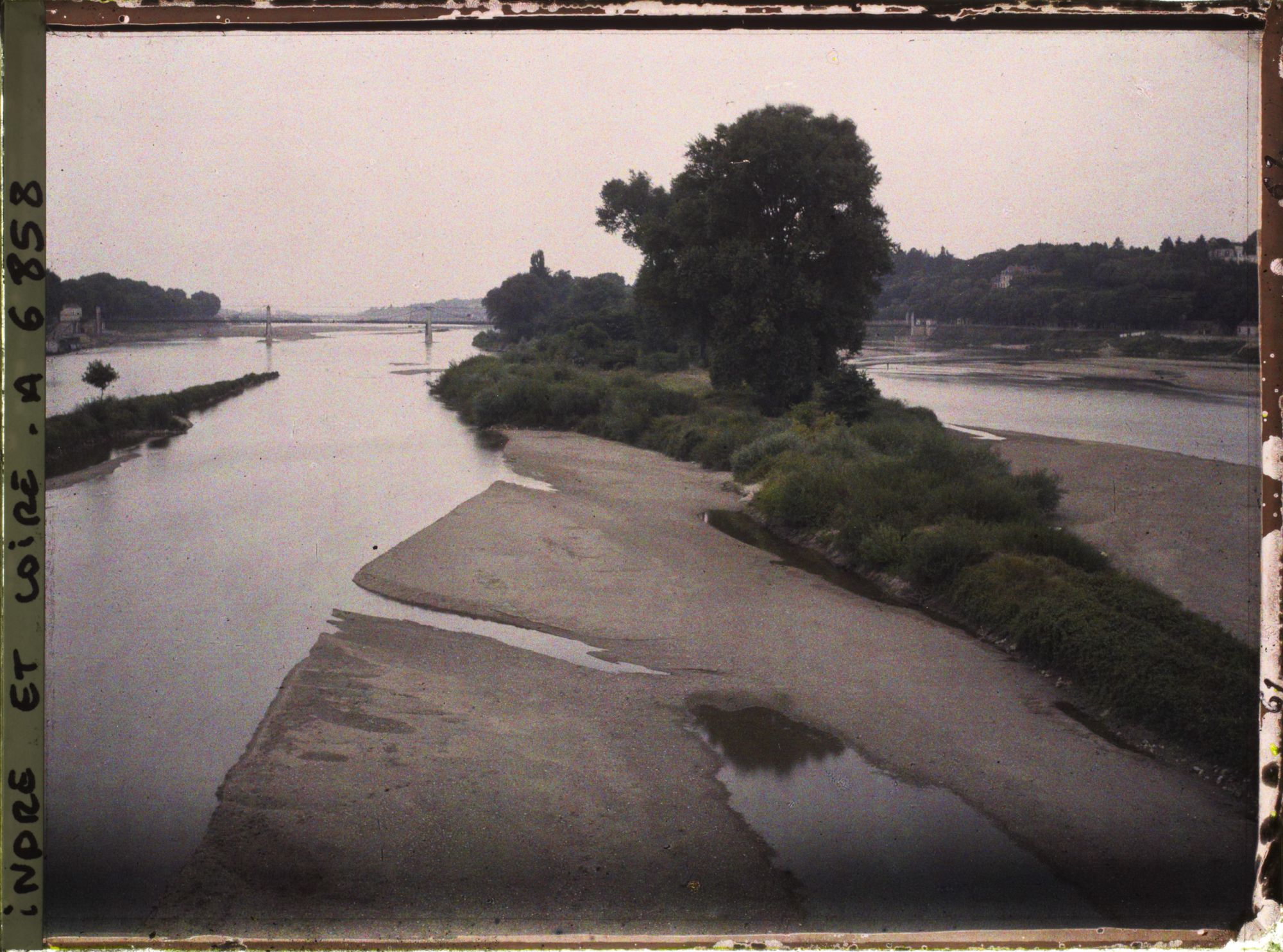 Image représentant Iles et bancs de sable sur la Loire, à l'arrière-plan le pont suspendu Saint-Symphorien