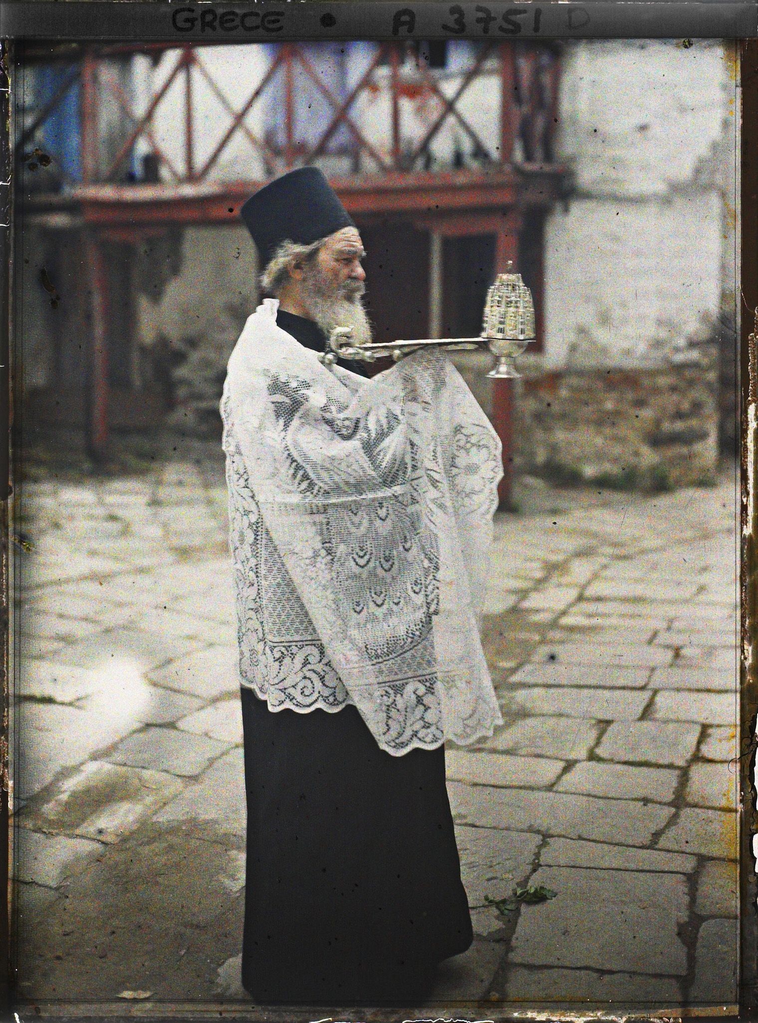 Image représentant Un moine porteur de l'Encensoir