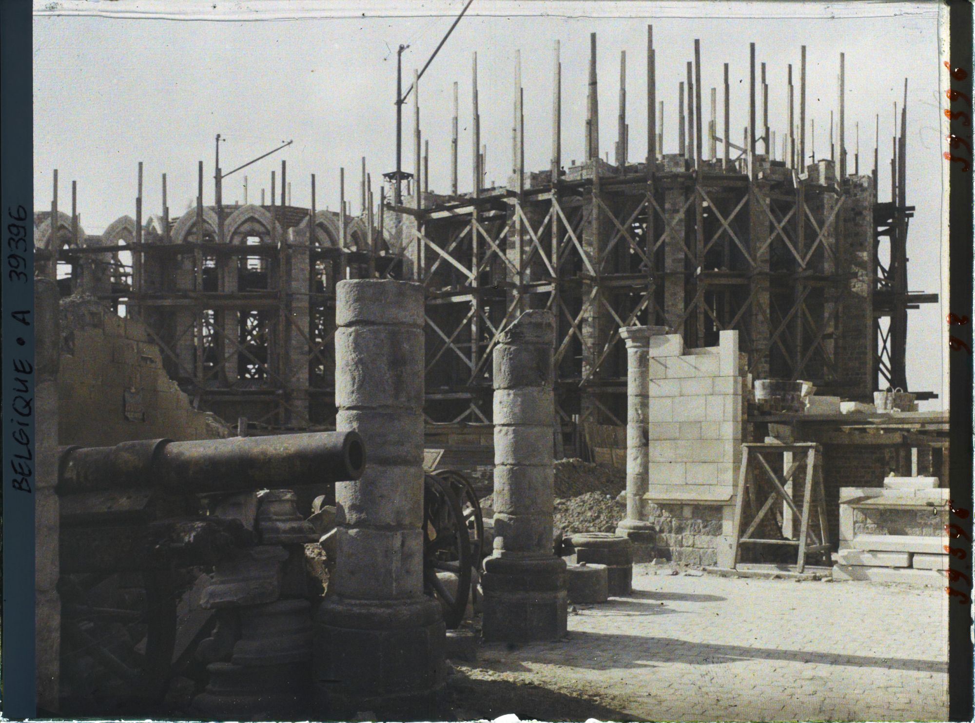 Image représentant Belgique, Ypres, Abside de St Martin en reconstruction