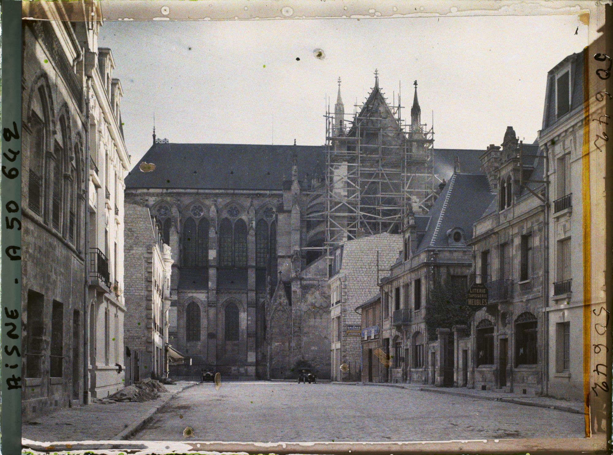 Image représentant France, Soissons, Rue du Cloître vers Cathédrale