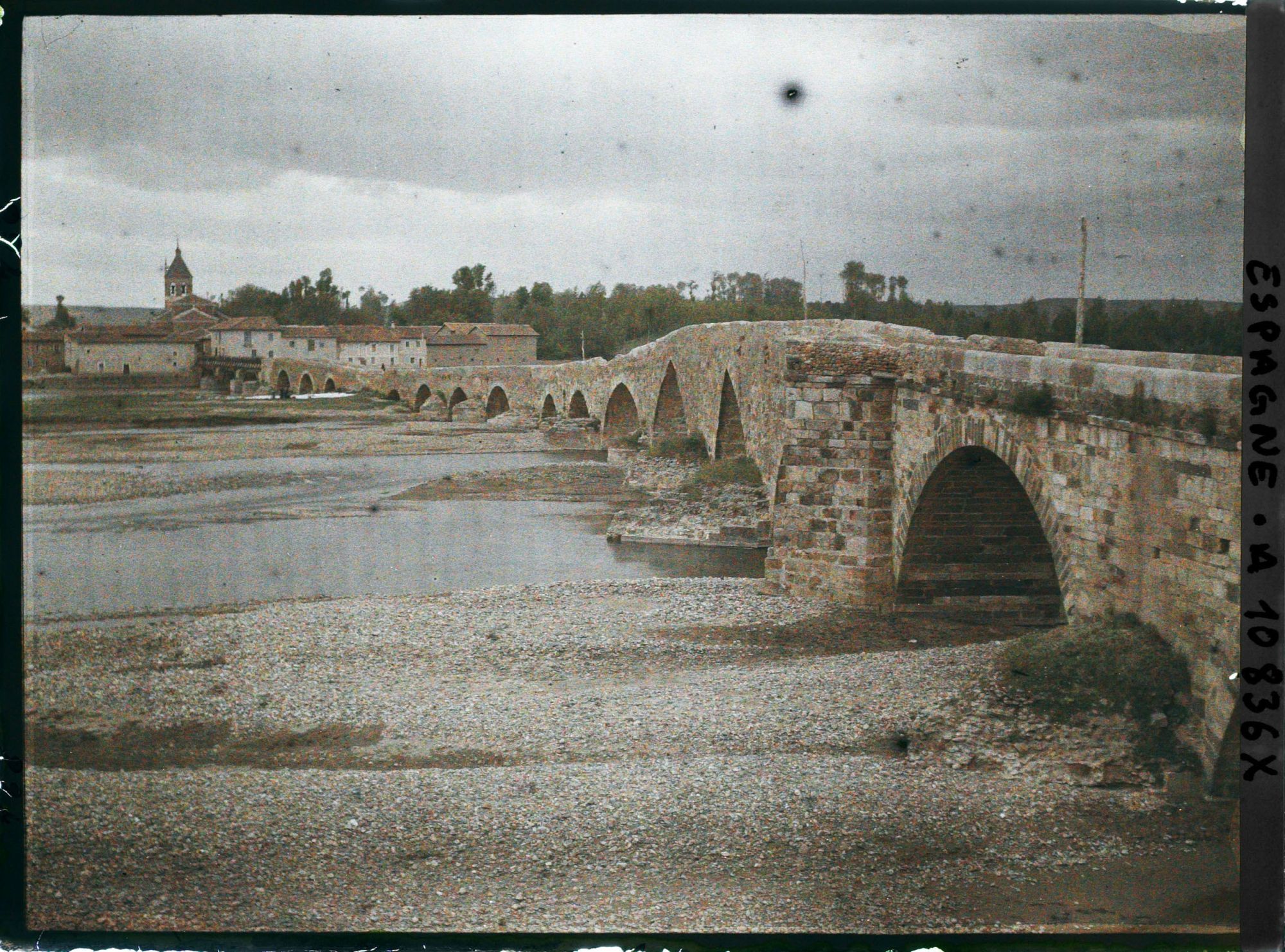 Image représentant Espagne, de Léon à Astorga, Le Pont de l'Orbigo vue de la rive gauche en aval.