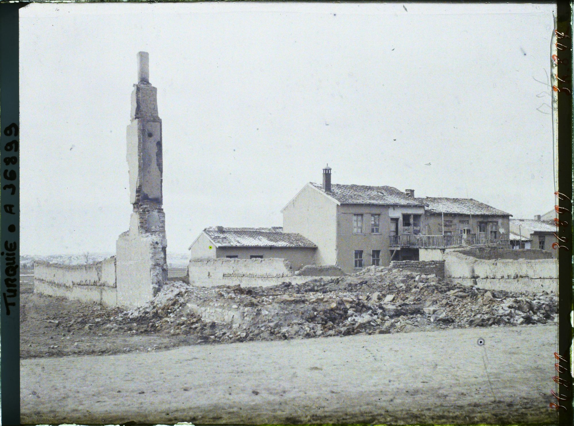 Image représentant Turquie, Eski-Ckehir, Ruines et maison intacte