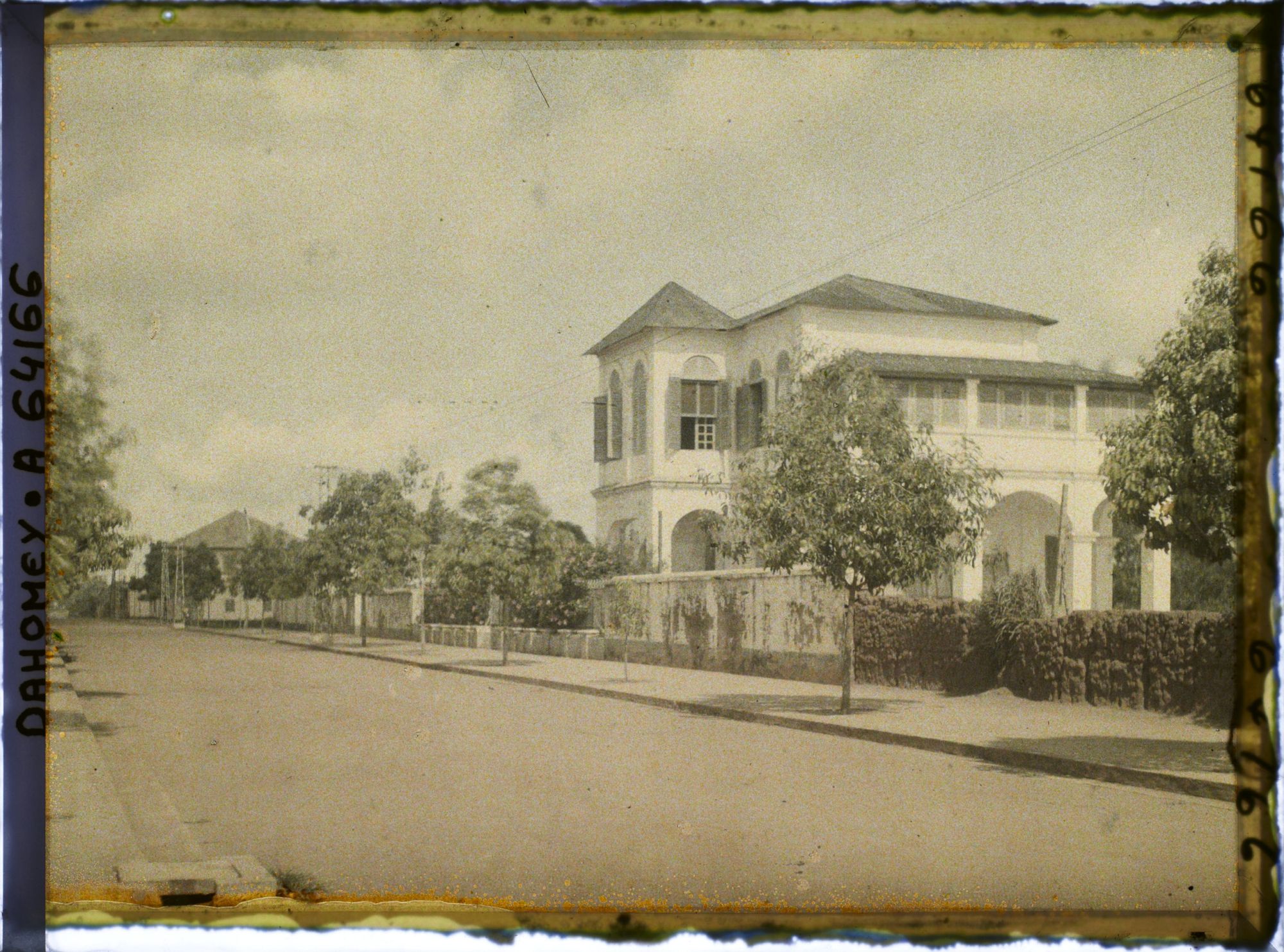 Image représentant L'avenue Victor-Ballot ou l'actuelle place Jean-Bayol ?