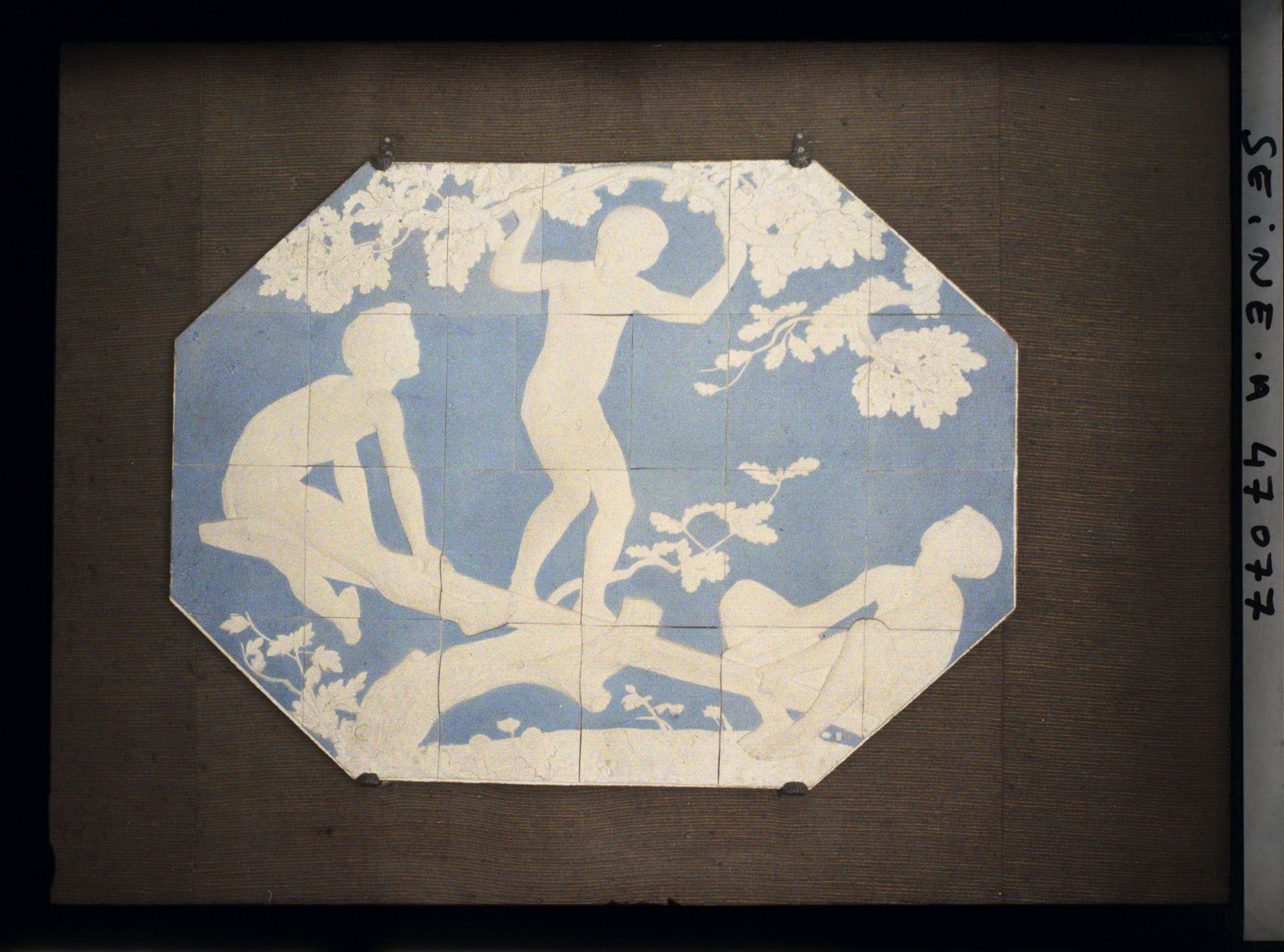 Image représentant L'Exposition des arts décoratifs, Manufacture Nationale de Sèvres, Bas relief en biscuit blanc sur fond bleu, composition de Guillonnet, sculpture de bracquemont